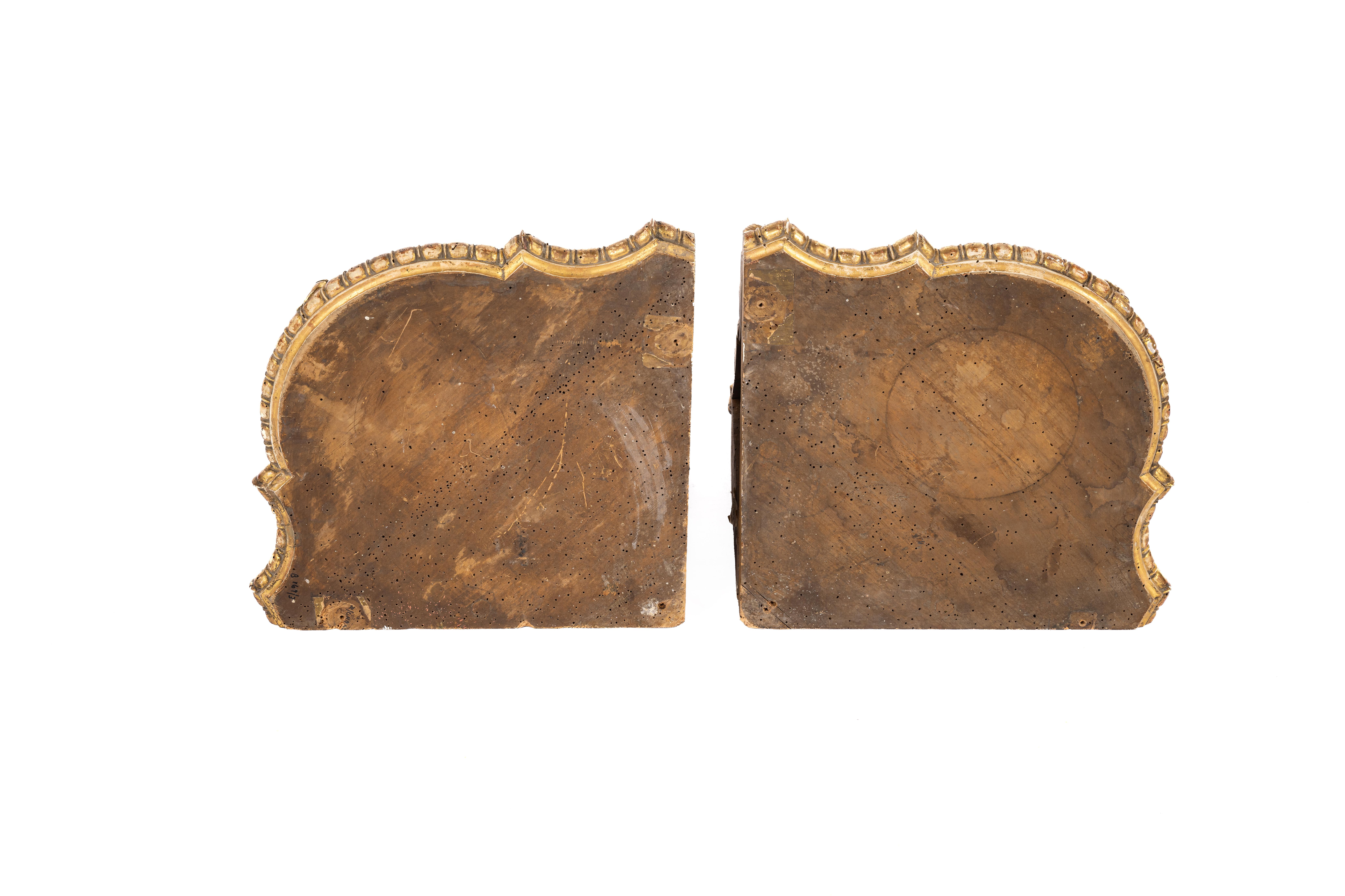 Paire de consoles d'angle en bois sculpté et doré d'époque française du début du XVIIIe siècle Bon état - En vente à Casteren, NL