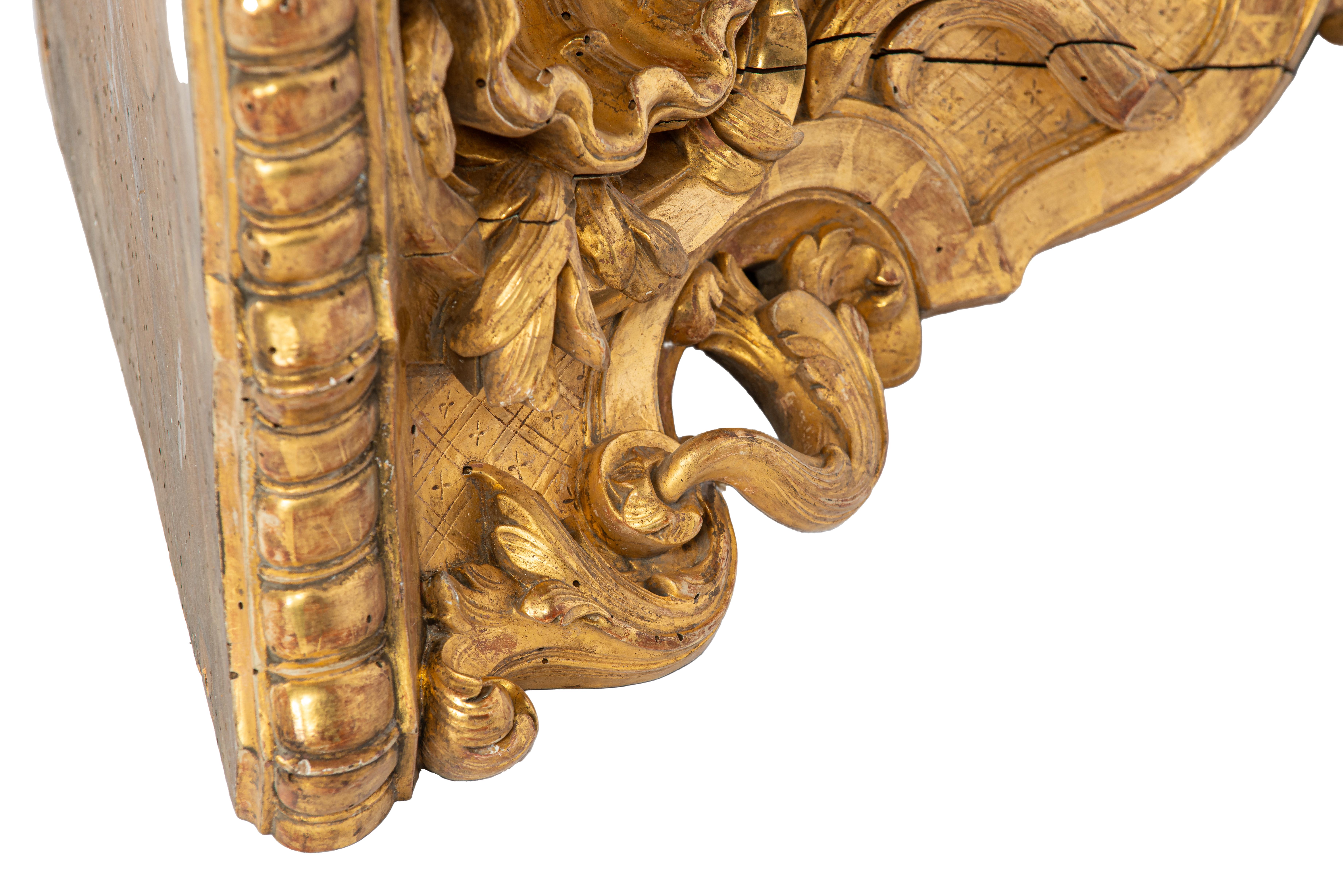Paire de consoles d'angle en bois sculpté et doré d'époque française du début du XVIIIe siècle en vente 1