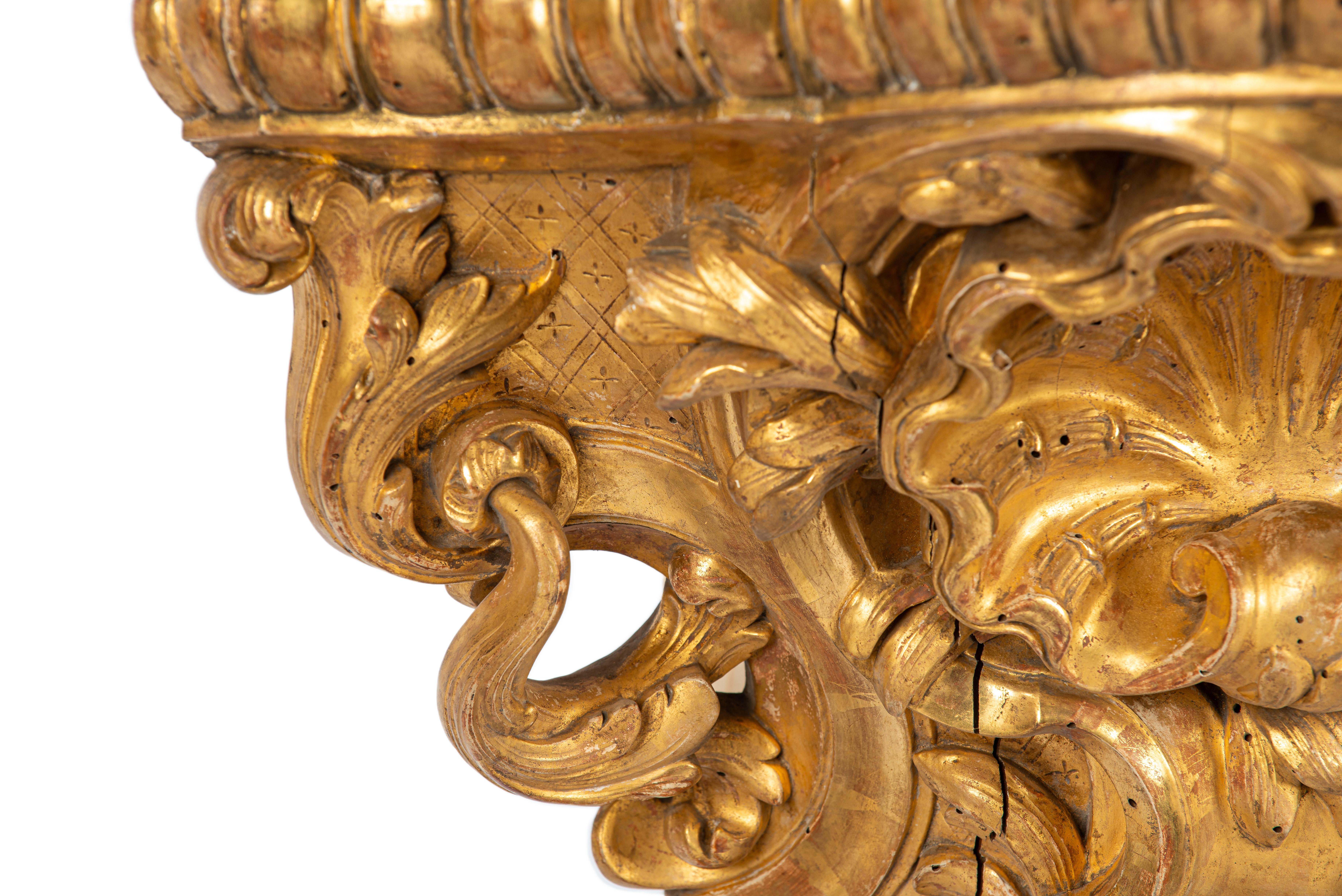 Paire de consoles d'angle en bois sculpté et doré d'époque française du début du XVIIIe siècle en vente 2