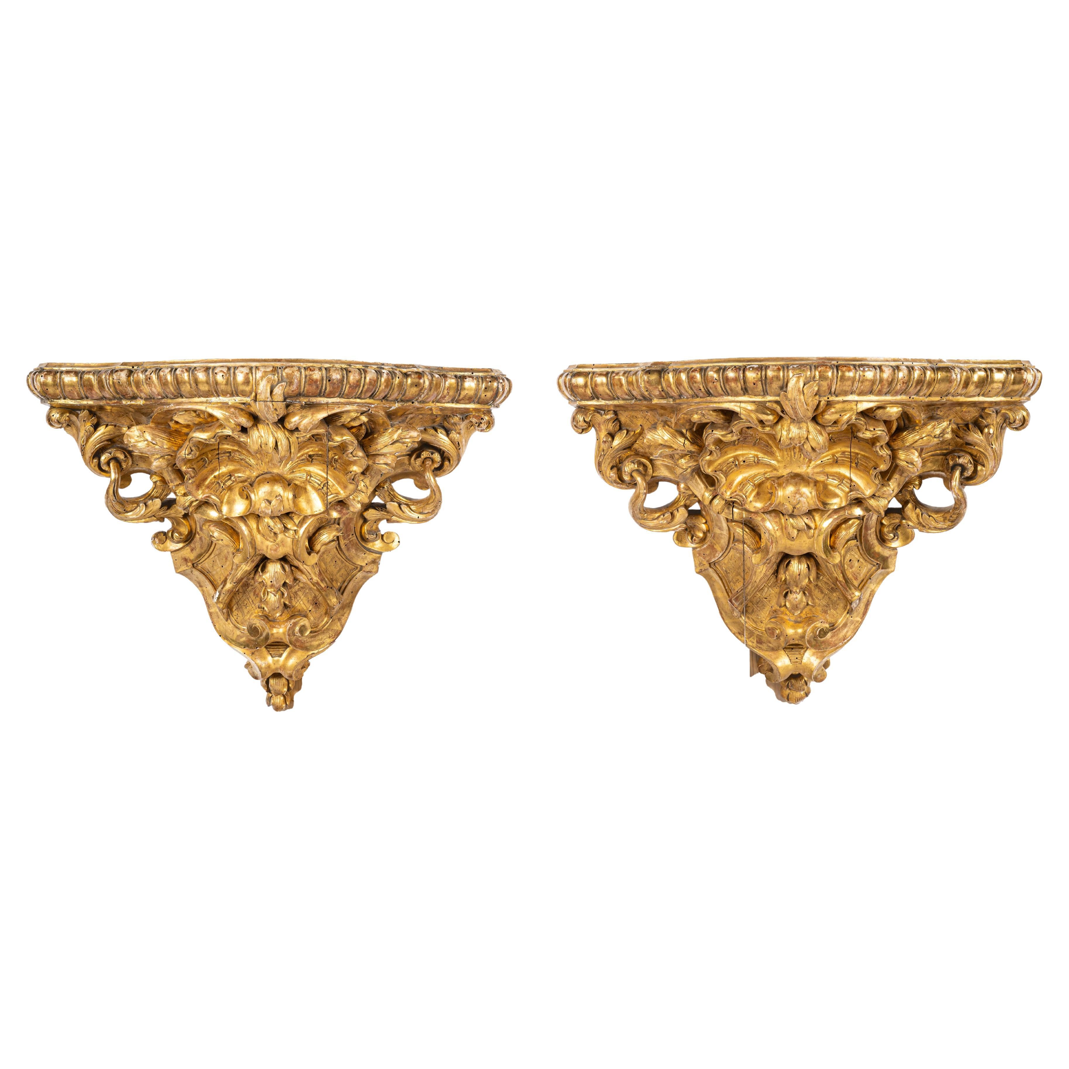 Coppia di consolle angolari in legno intagliato e dorato di Antique French dell'inizio del XVIII secolo