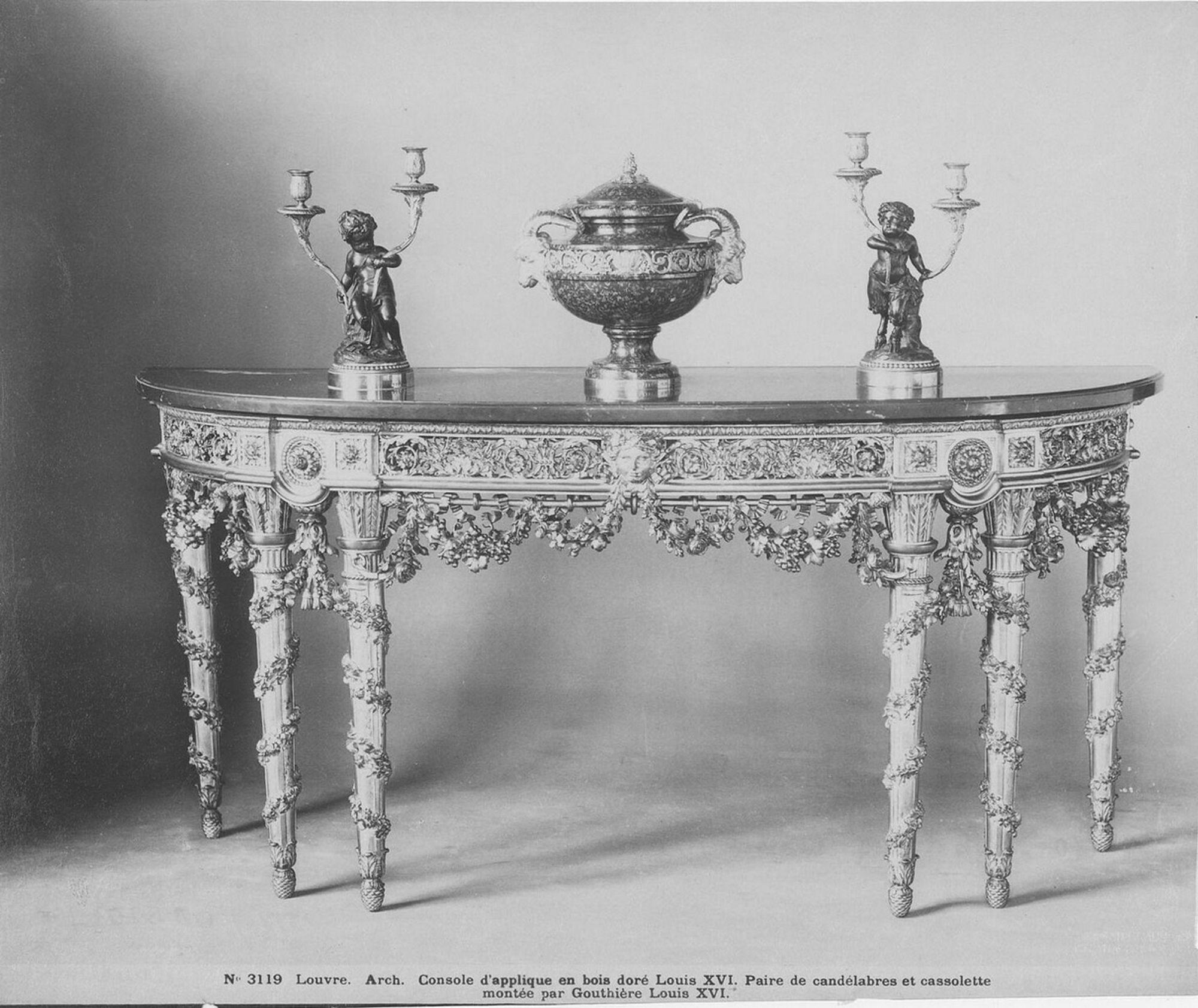 Doré Paire de candélabres français anciens à quatre lumières « Satyre et Bacchante » d'après Clodion en vente
