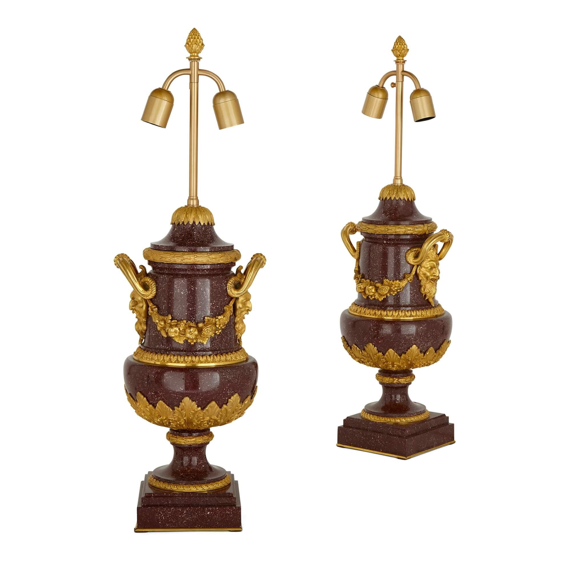 Néoclassique Paire de lampes françaises anciennes en bronze doré et porphyre  en vente