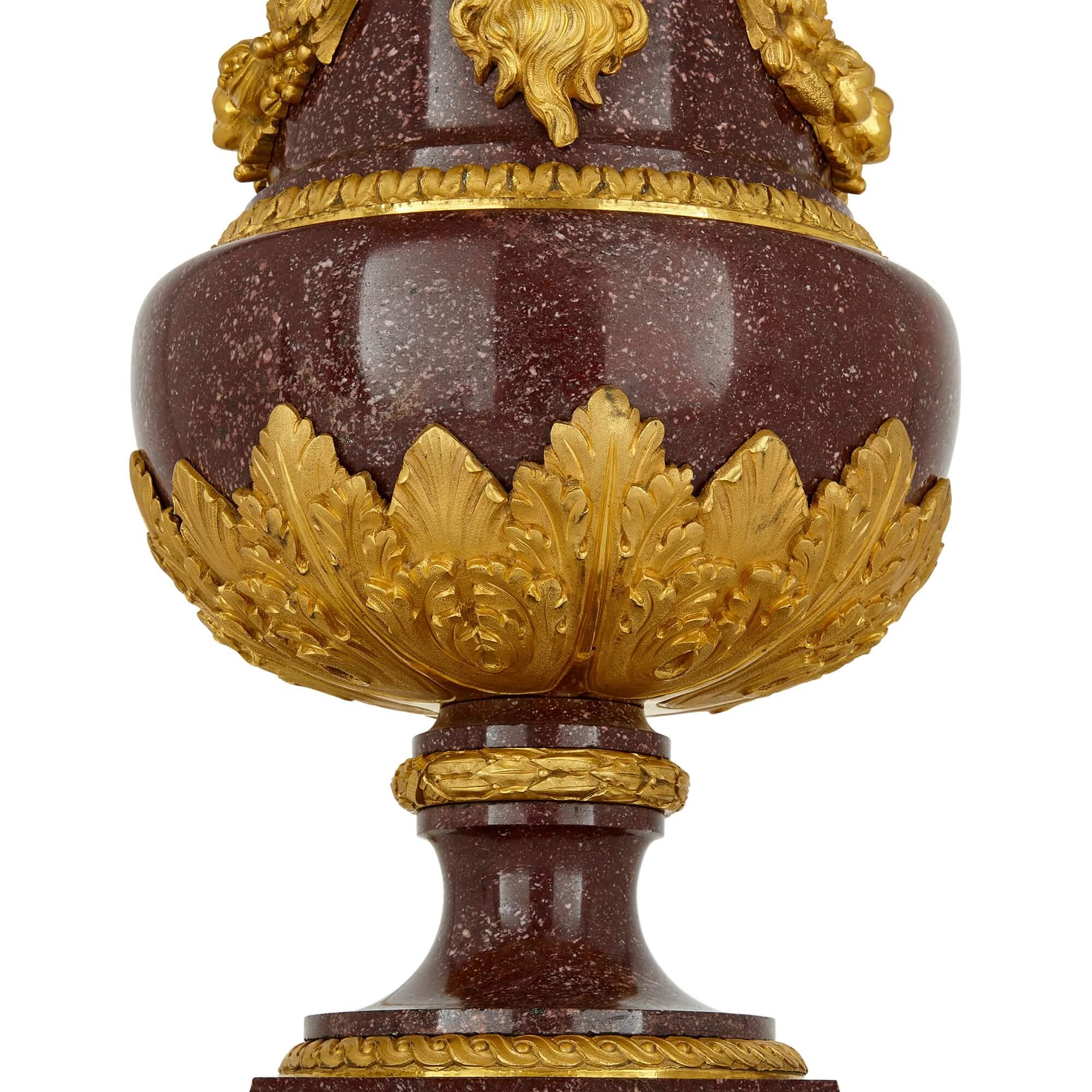Sculpté Paire de lampes françaises anciennes en bronze doré et porphyre  en vente