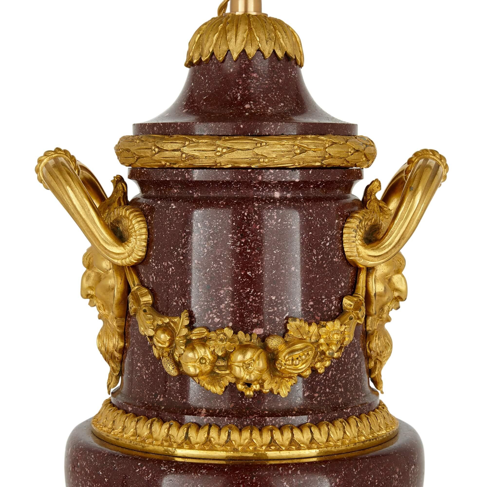 Paire de lampes françaises anciennes en bronze doré et porphyre  Bon état - En vente à London, GB