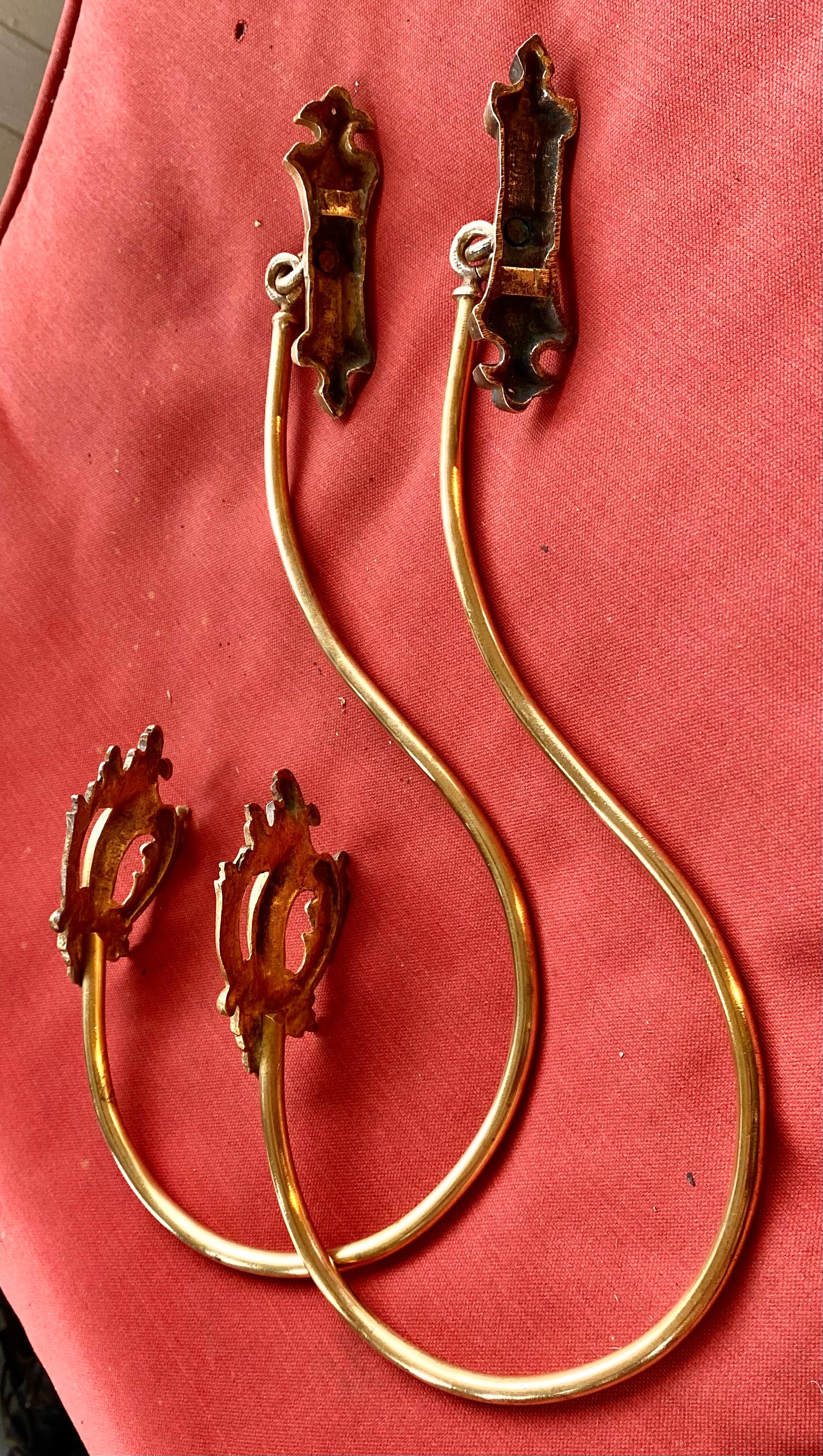 Paar französische antike vergoldete Bronzevorhanghalter mit Herstellermarke. im Angebot 3