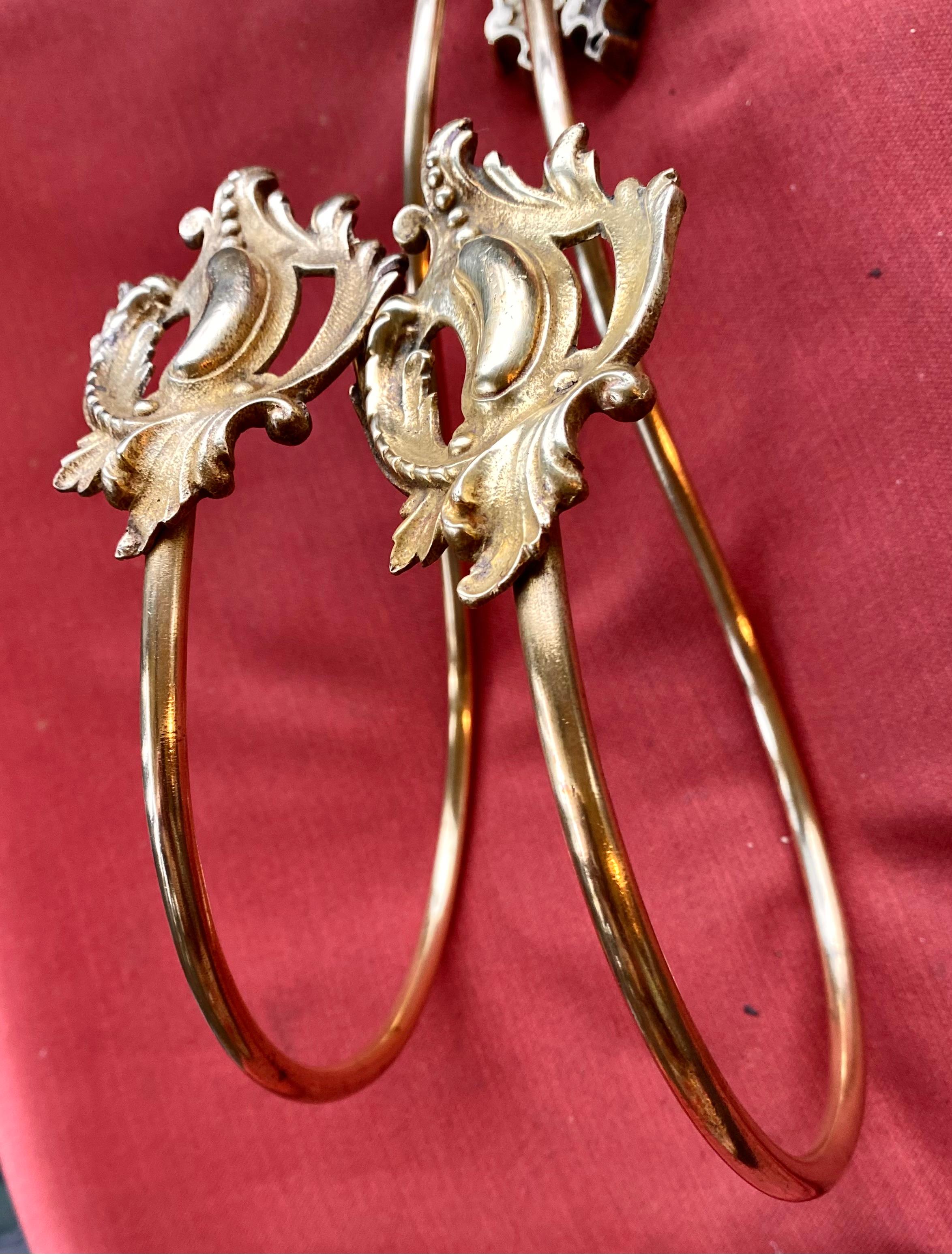 Paar französische antike vergoldete Bronzevorhanghalter mit Herstellermarke. im Angebot 6