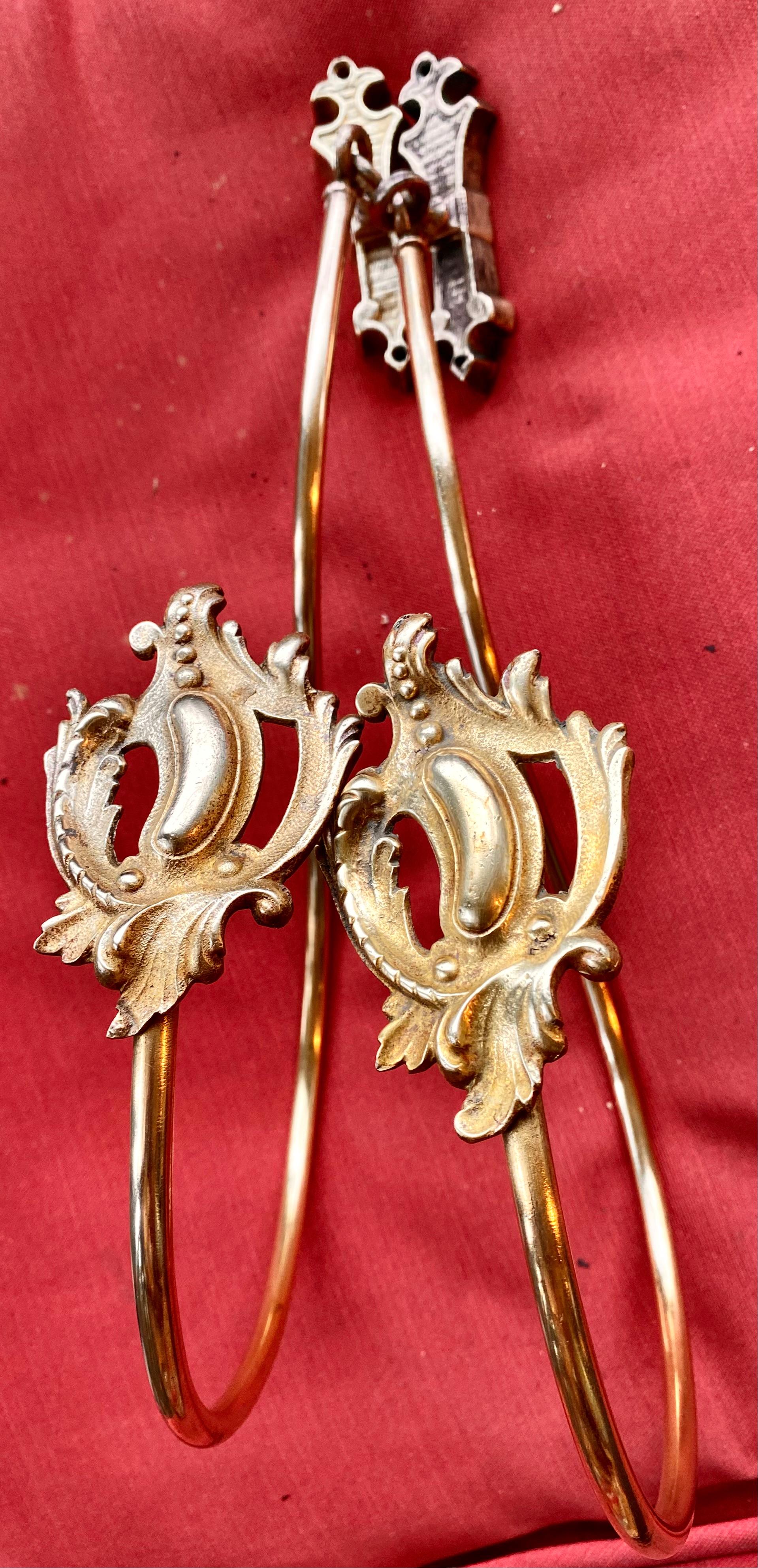 Paar französische antike vergoldete Bronzevorhanghalter mit Herstellermarke. (Vergoldet) im Angebot