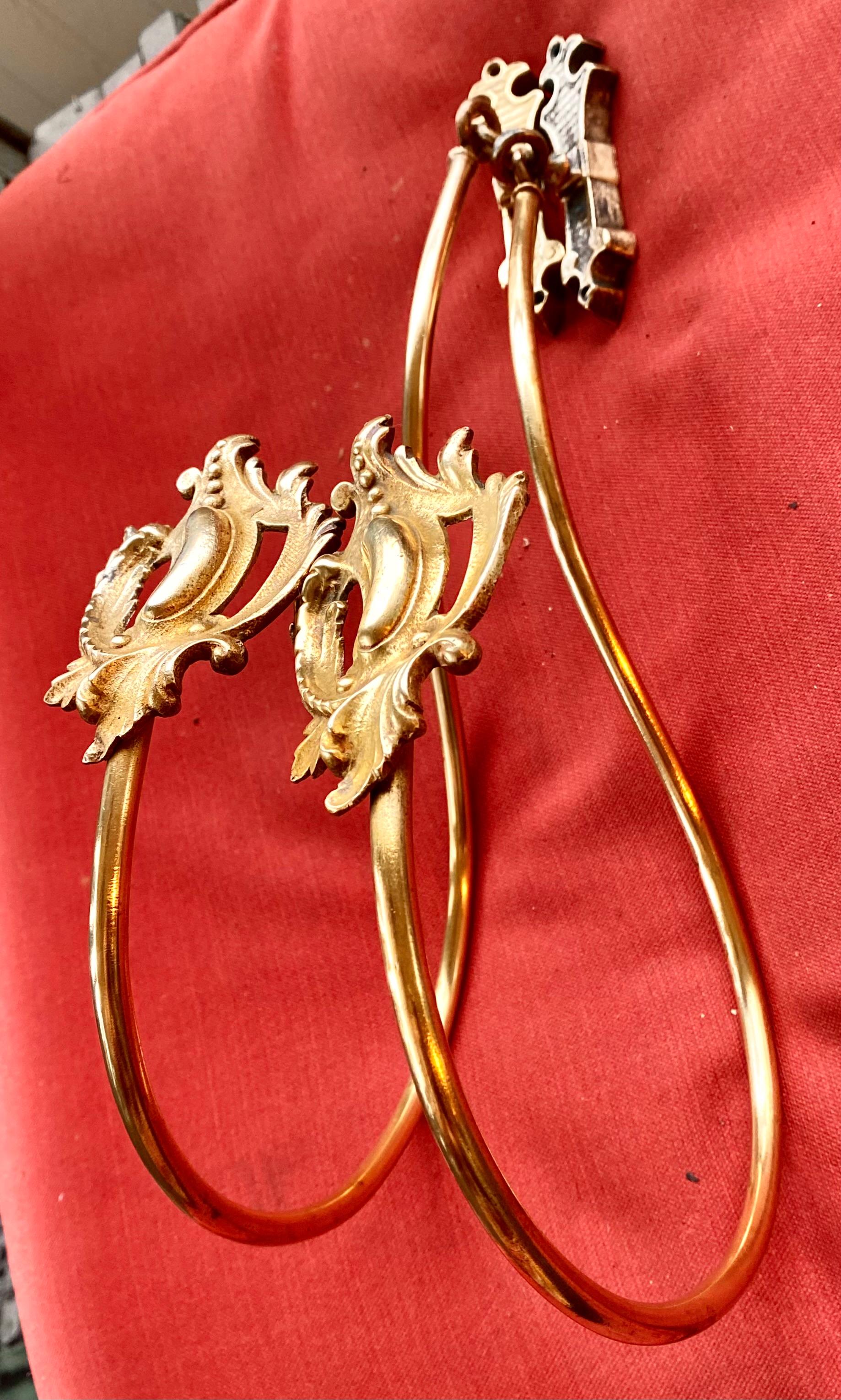 Paar französische antike vergoldete Bronzevorhanghalter mit Herstellermarke. (Spätes 19. Jahrhundert) im Angebot