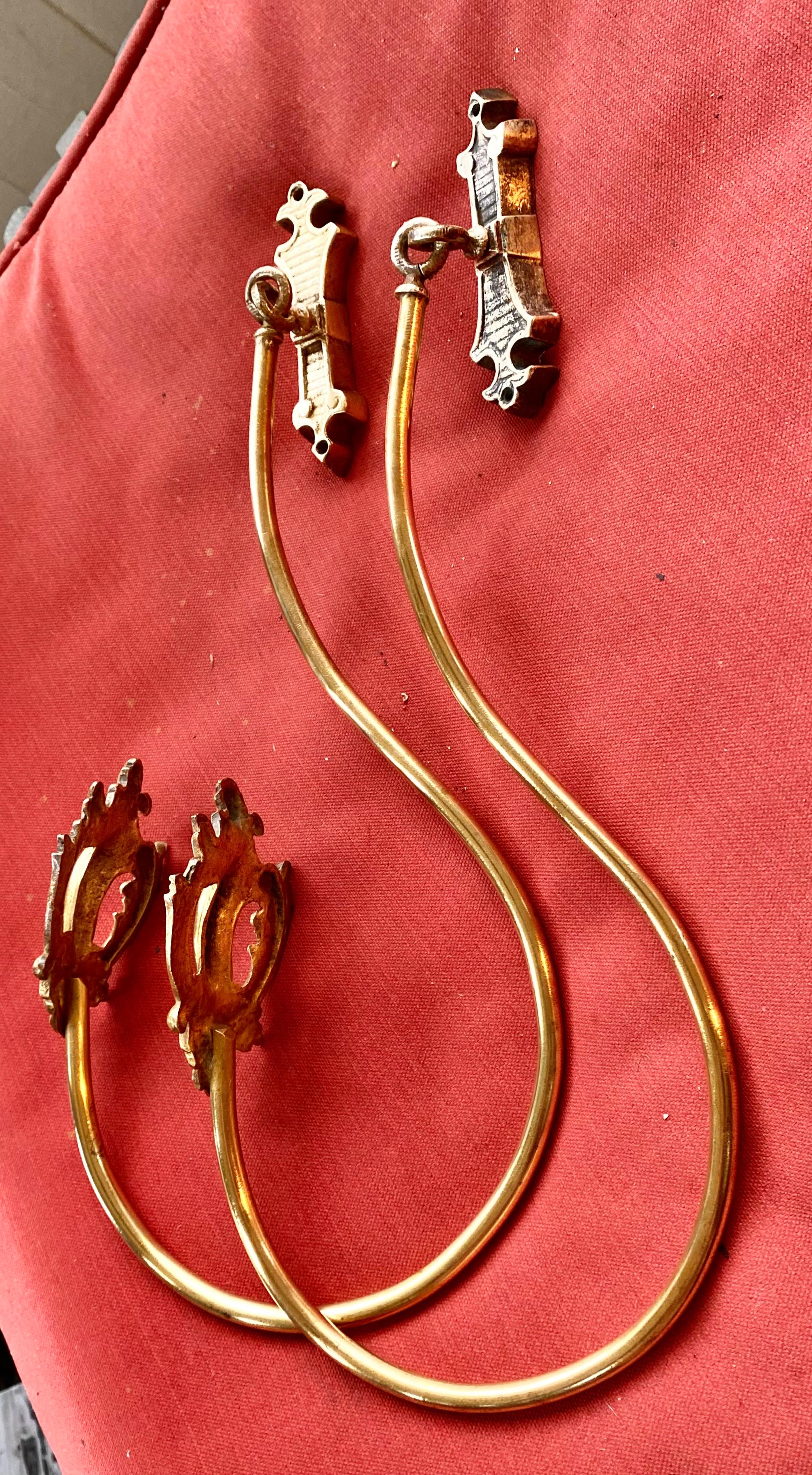 Paar französische antike vergoldete Bronzevorhanghalter mit Herstellermarke. im Angebot 2