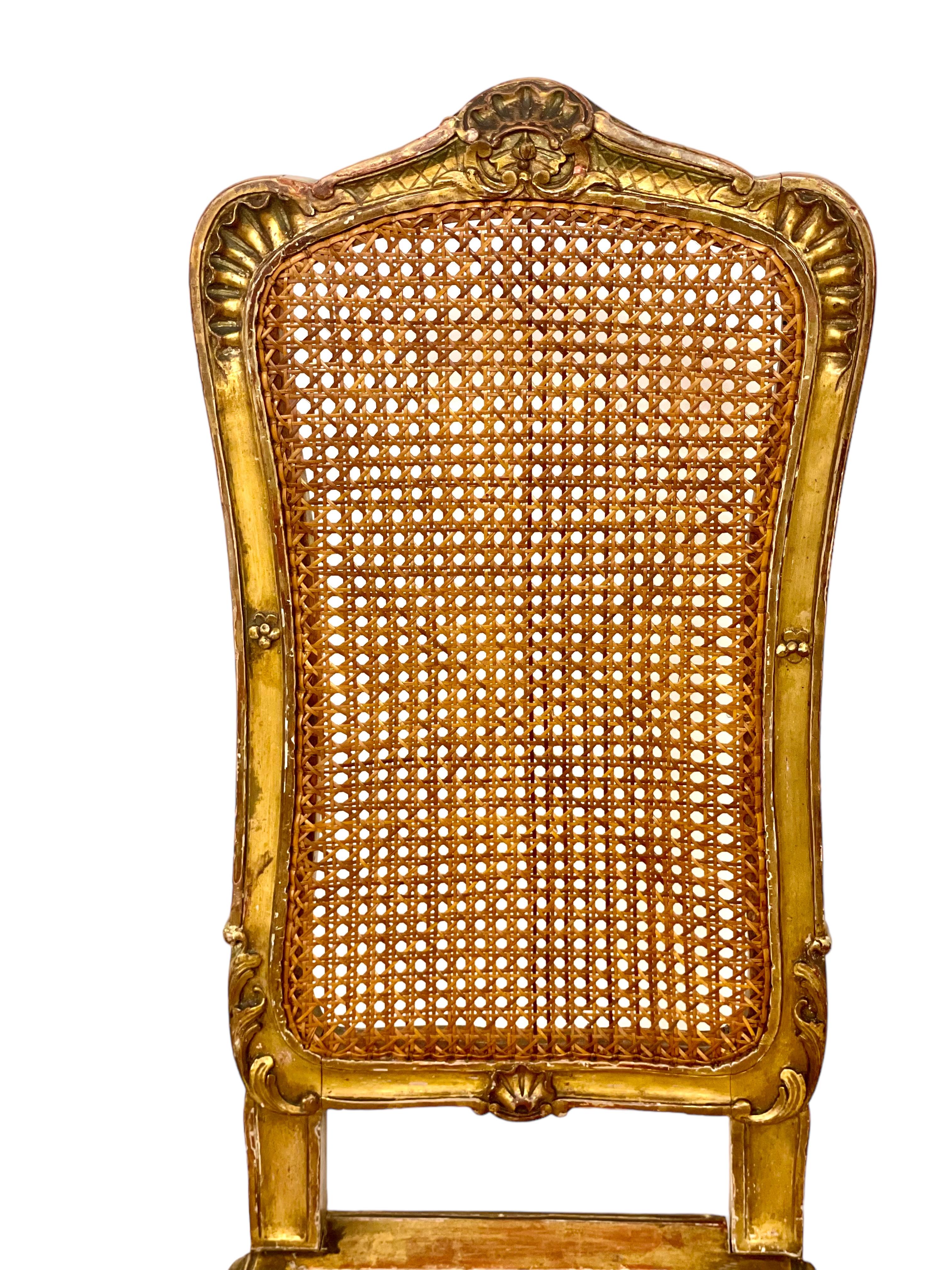 Louis XV Paire de chaises d'appoint en bois doré d'époque française en vente
