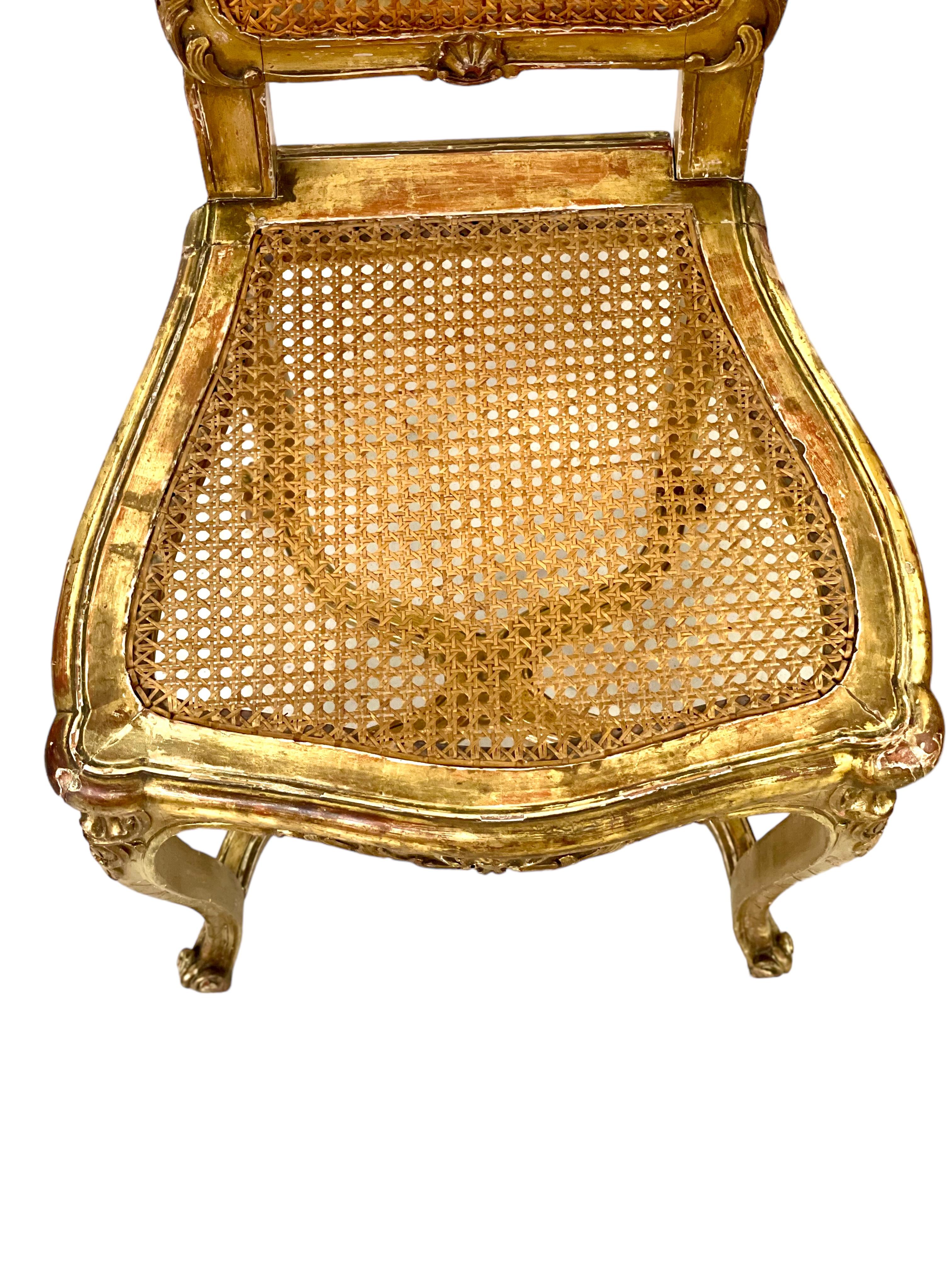 Paar antike französische Stühle aus Giltwood mit Caned Side Chairs (Gehstock) im Angebot
