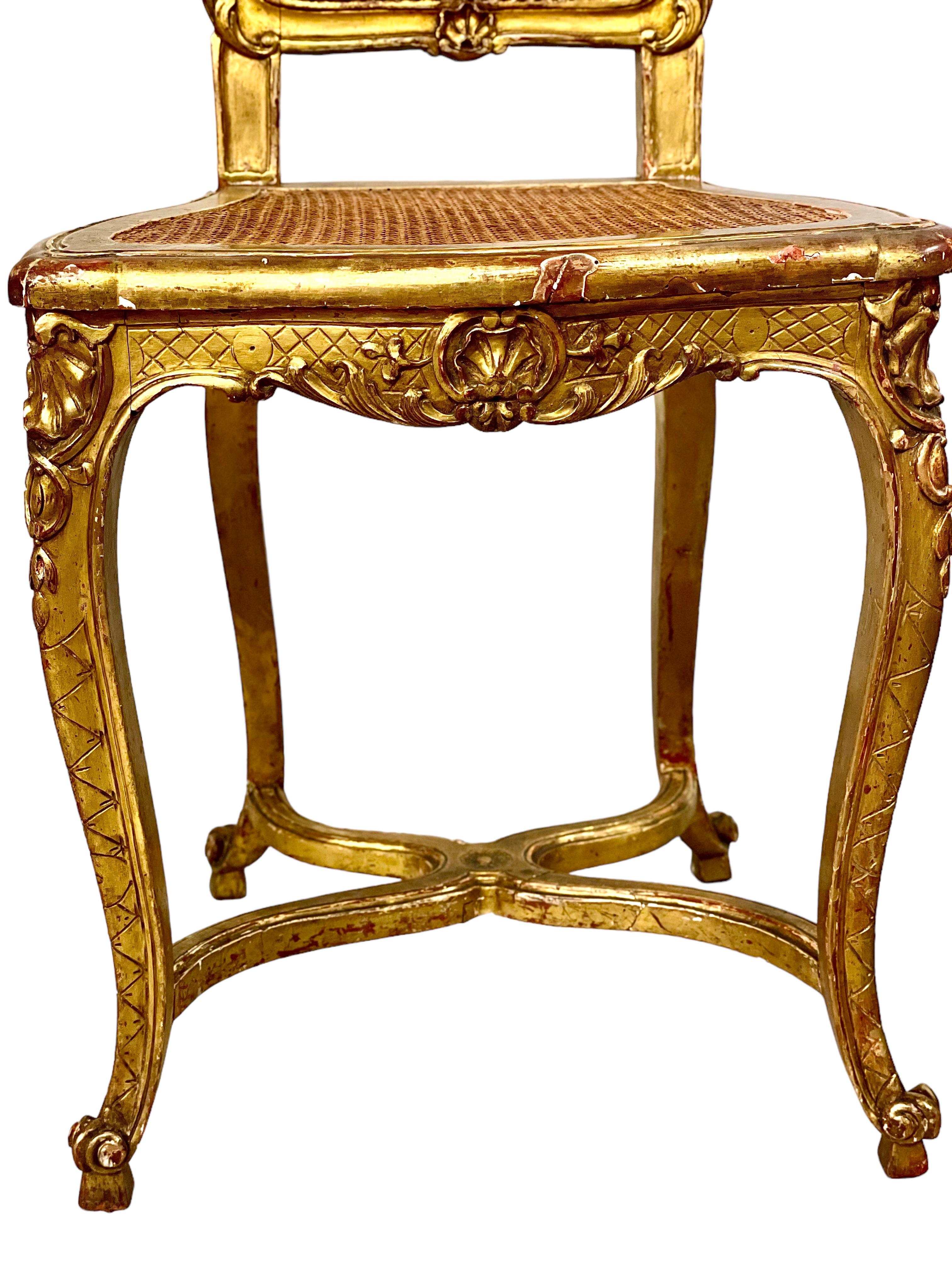 Paar antike französische Stühle aus Giltwood mit Caned Side Chairs im Angebot 1