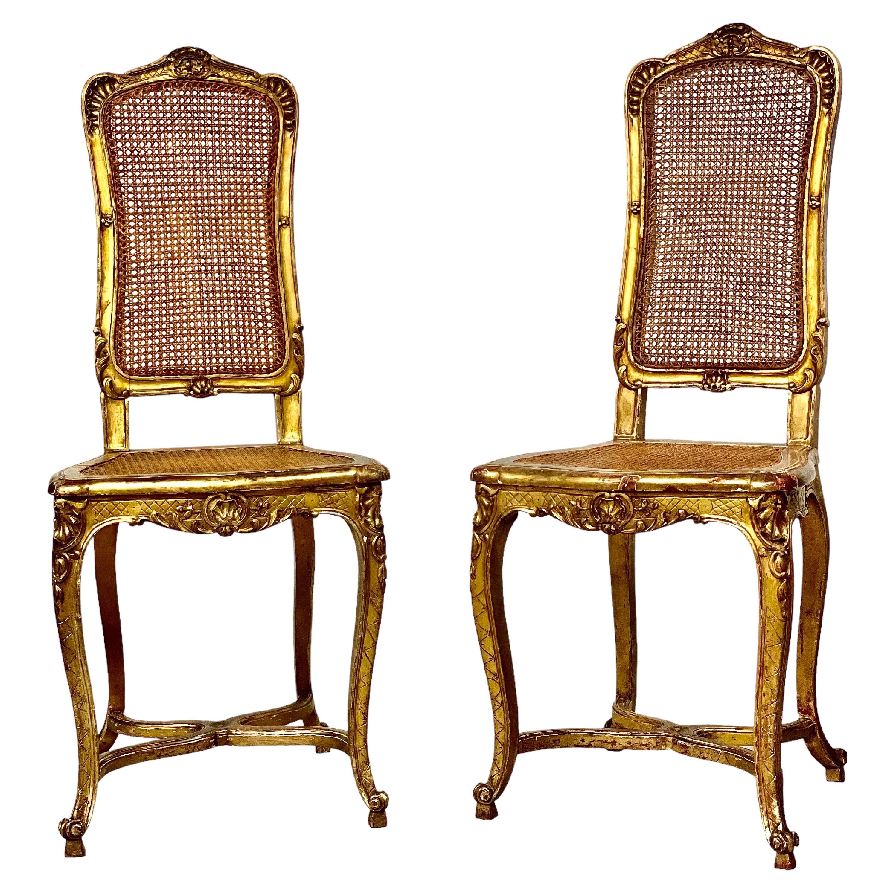 Coppia di sedie laterali francesi antiche in legno d'orato con canne