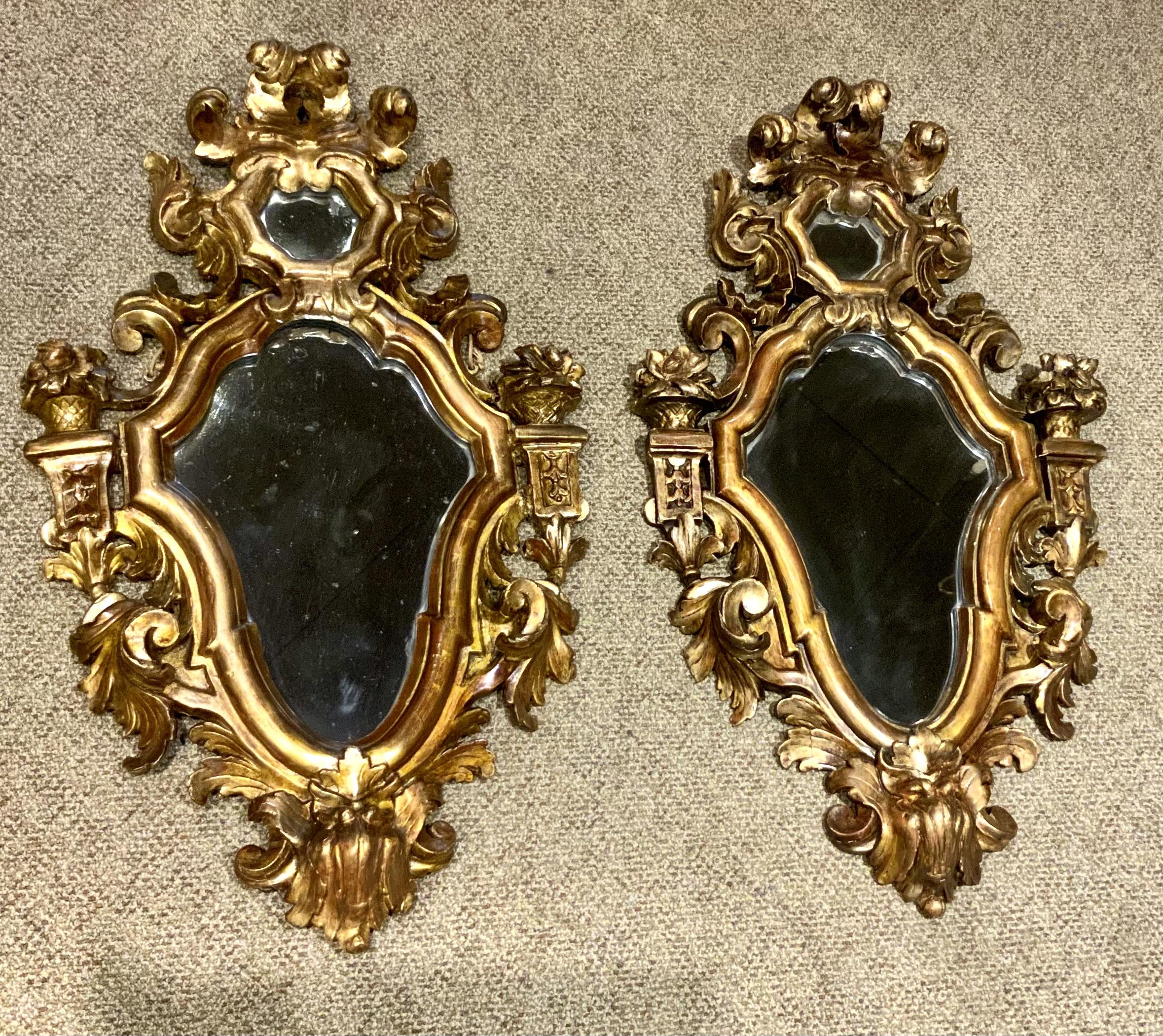 Sculpté à la main Paire de miroirs français anciens en bois doré  en vente