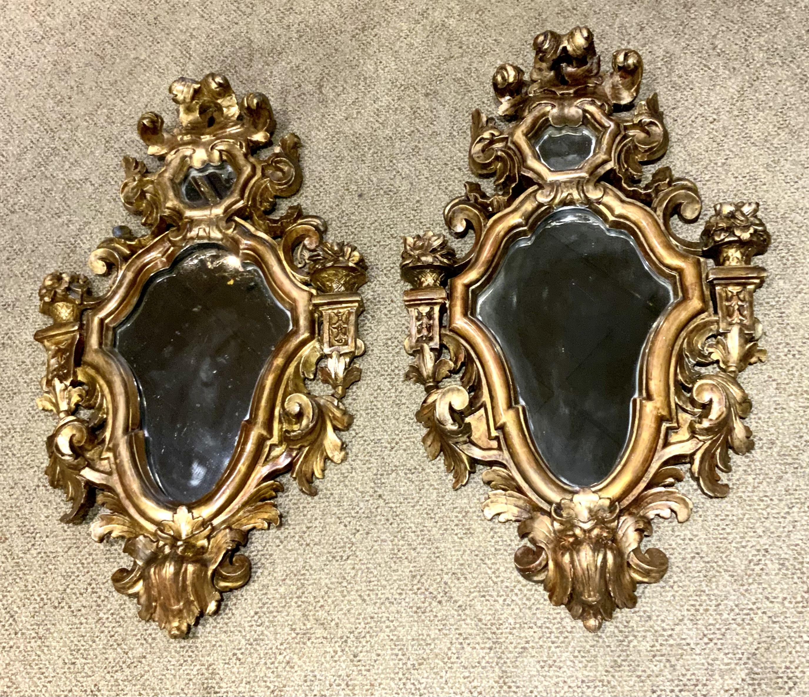 XIXe siècle Paire de miroirs français anciens en bois doré  en vente