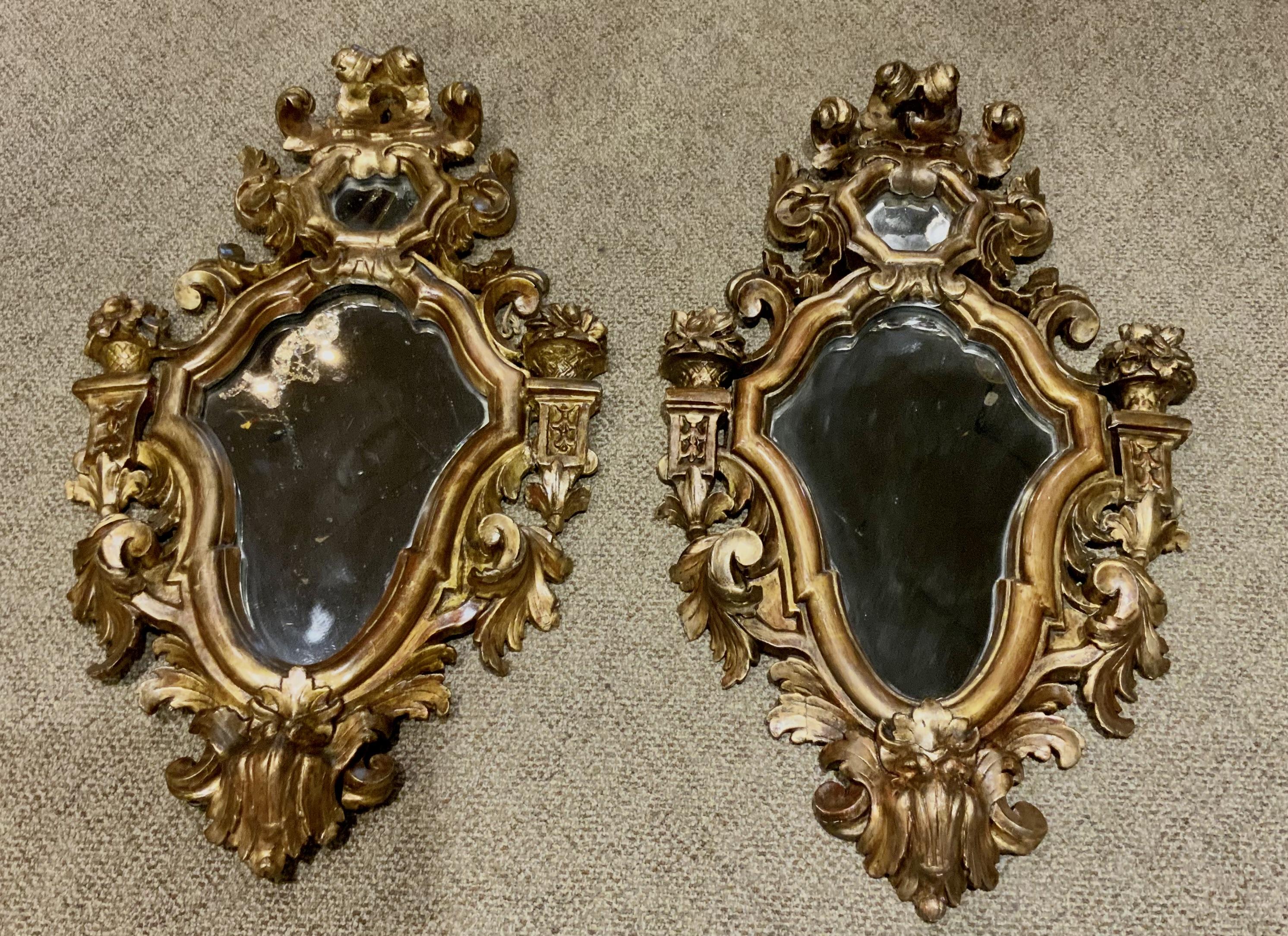 Bois doré Paire de miroirs français anciens en bois doré  en vente