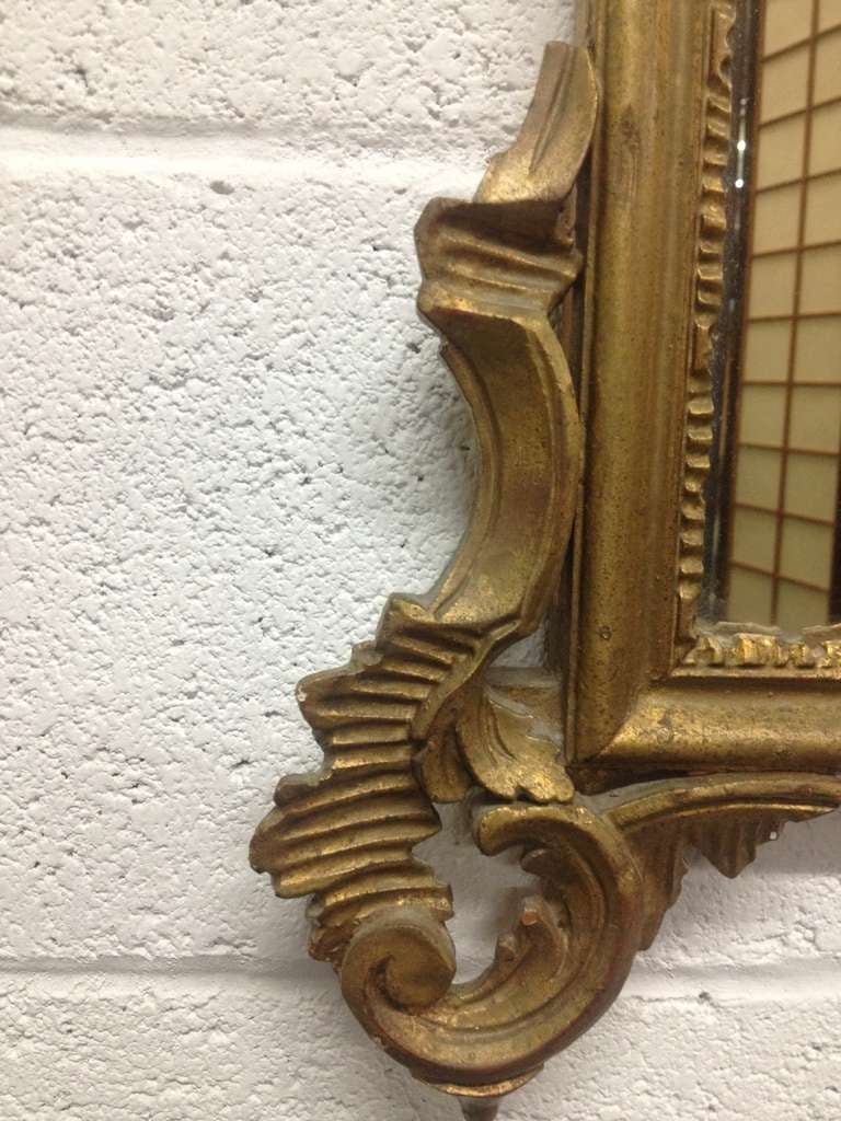 Français Paire de miroirs anciens français en bois sculpté et doré à la main en vente