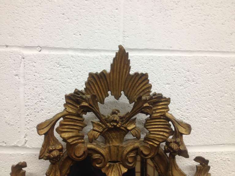 Paire de miroirs anciens français en bois sculpté et doré à la main Bon état - En vente à New York, NY