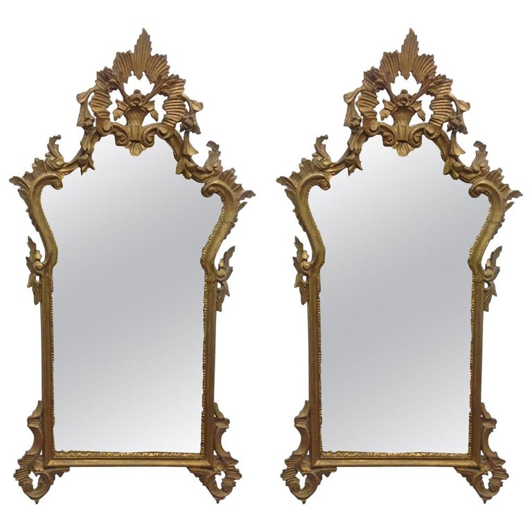 Paire de miroirs anciens français en bois sculpté et doré à la main En  vente sur 1stDibs