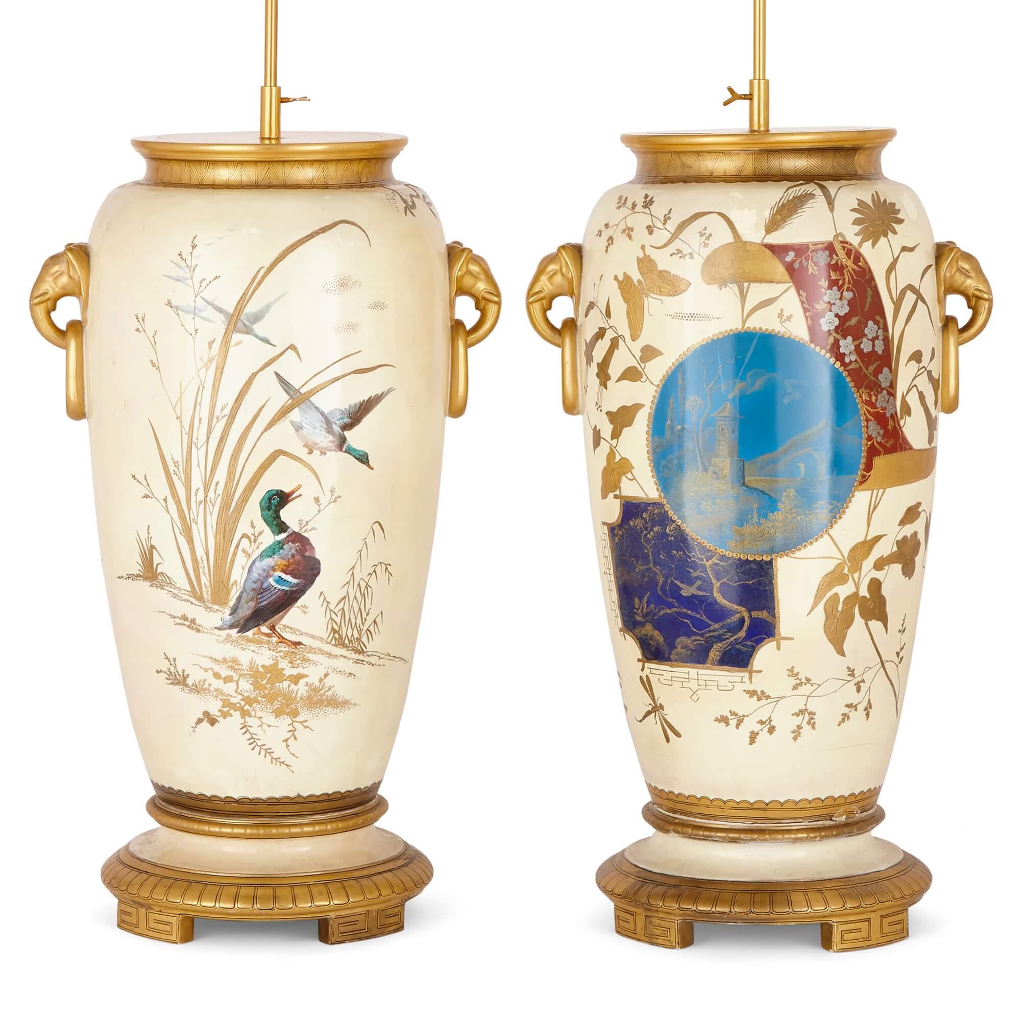 Français Paire de lampes japonaises anciennes en céramique émaillée et bronze doré montées sur pied en vente