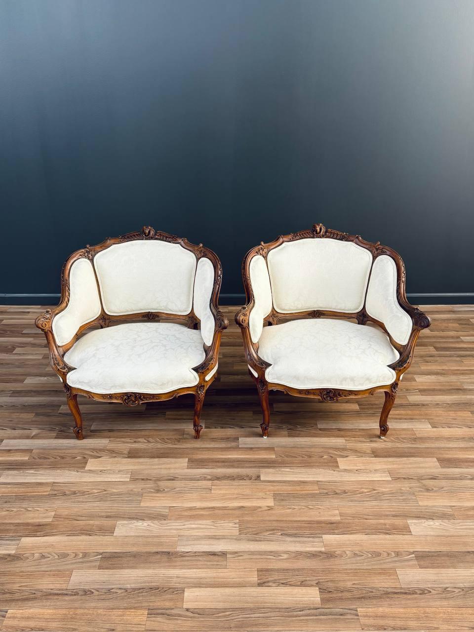 Milieu du XXe siècle Paire de fauteuils français anciens de style Louis XV en vente