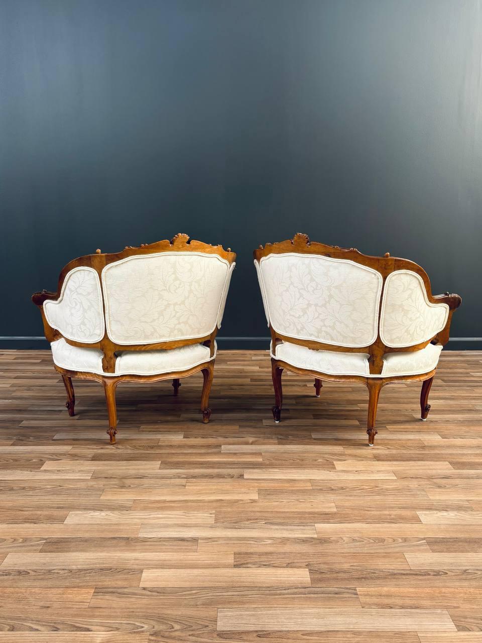 Tissu Paire de fauteuils français anciens de style Louis XV en vente