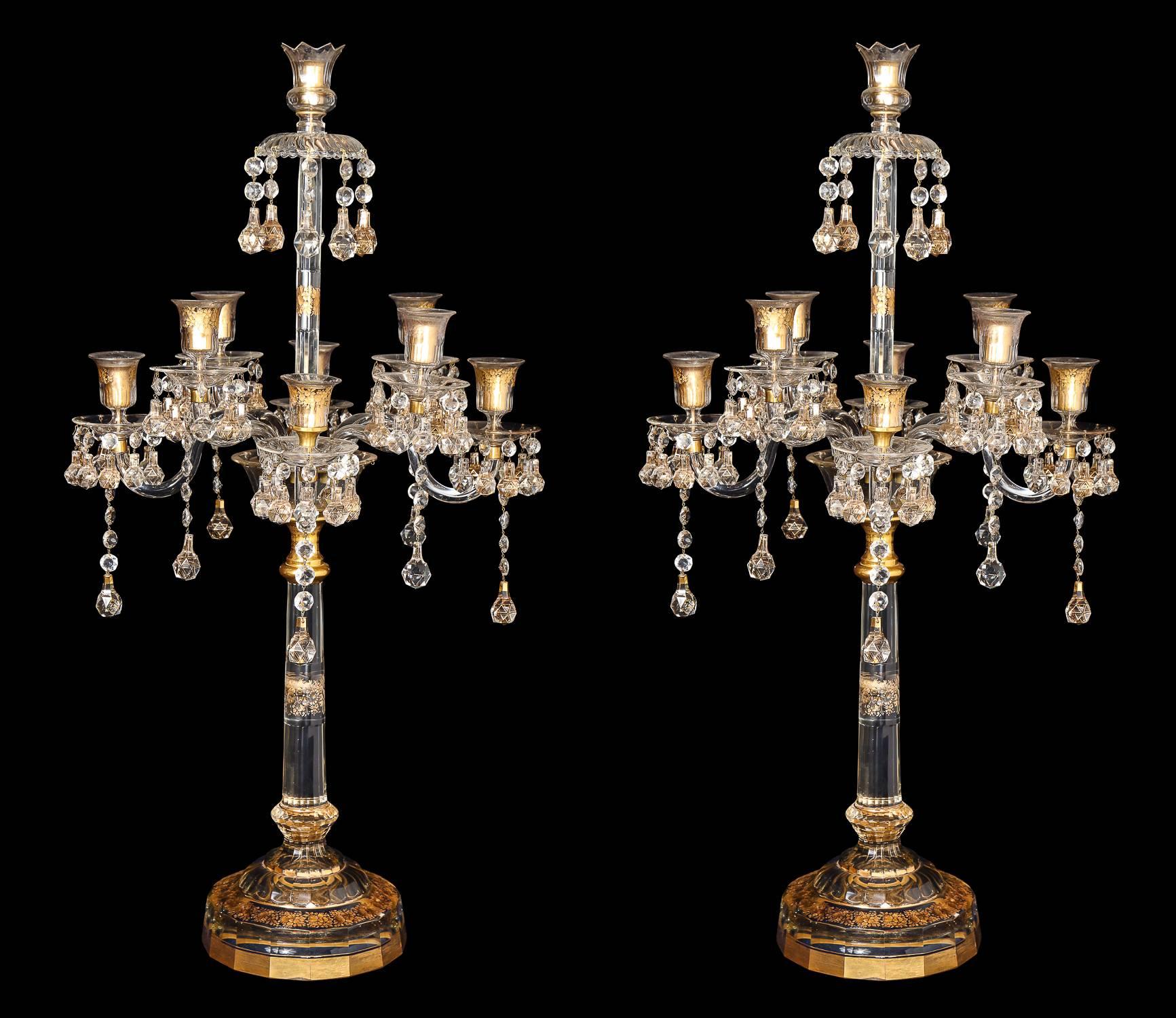 Une paire de spectaculaires et grands candélabres anciens de style Louis XVI en cristal taillé, cristal doré gravé à la main et bronze doré, aux détails exceptionnels, agrémentés de prismes en cristal taillé finement décoré de dorures et ornés des