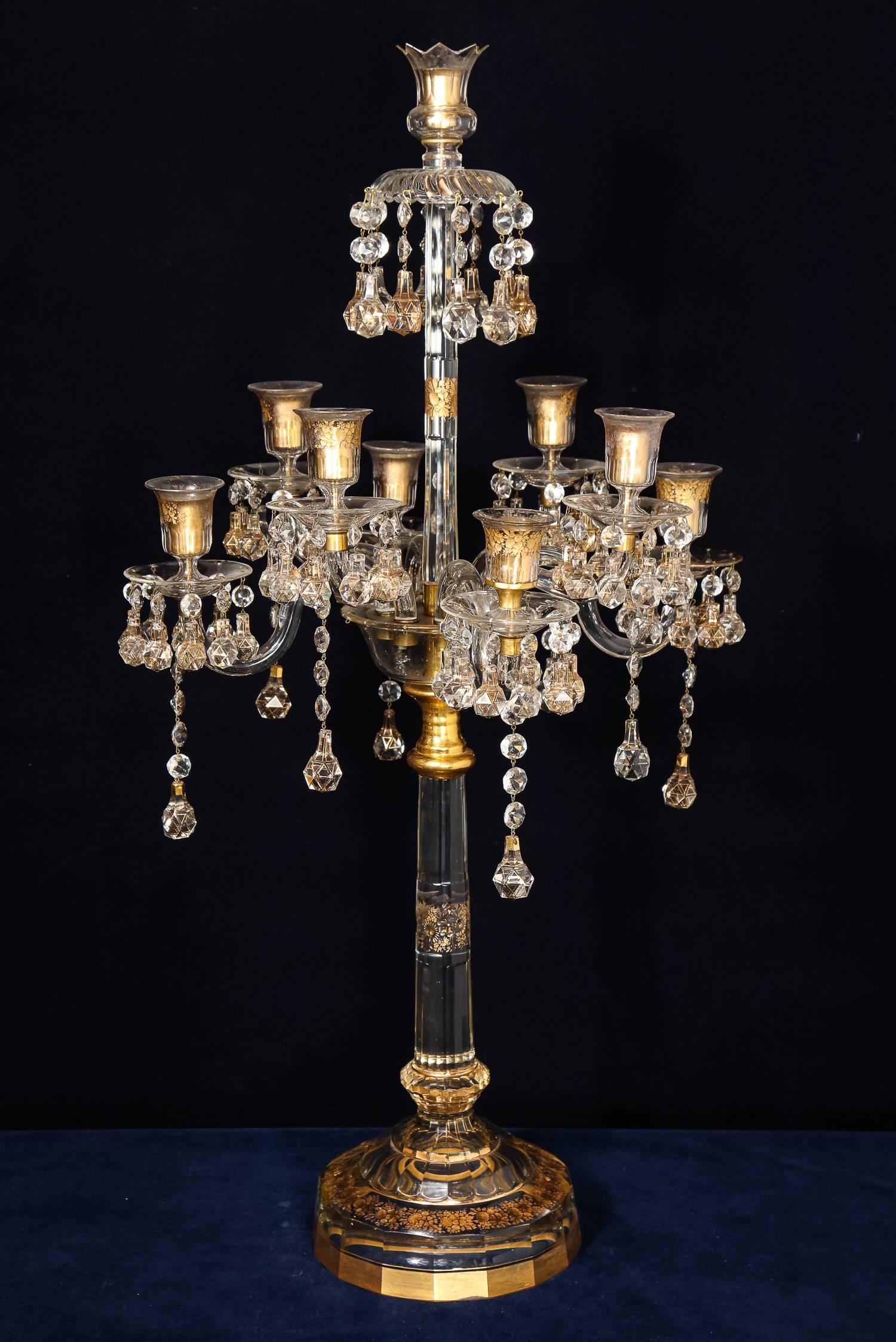 Français Paire de candélabres français anciens en cristal de style Louis XVI attribués à Baccarat en vente