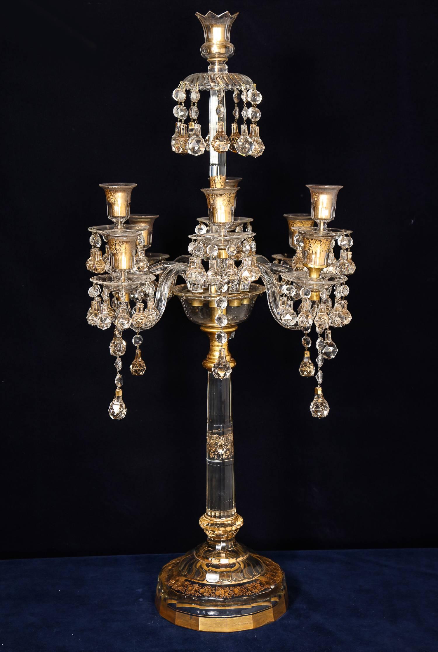 Pareja de Candelabros Franceses Antiguos de Cristal Estilo Luis XVI Atribuidos a Baccarat Dorado en venta