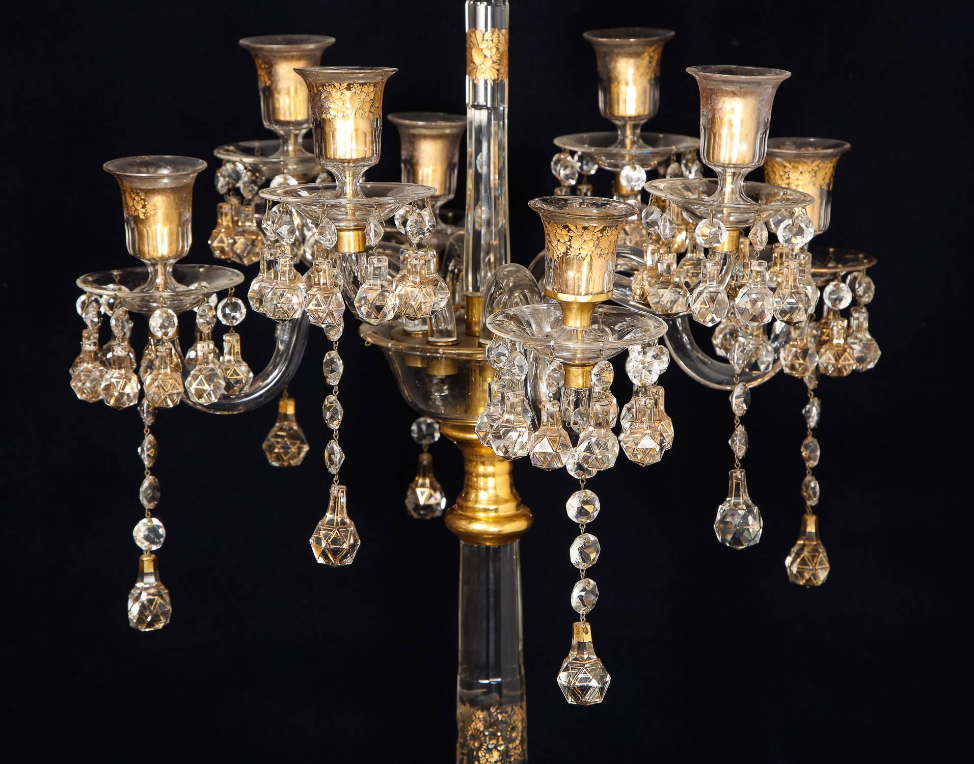 Paar antike französische Kristallkandelaber im Louis-XVI.-Stil, Baccarat zugeschrieben (Vergoldet) im Angebot