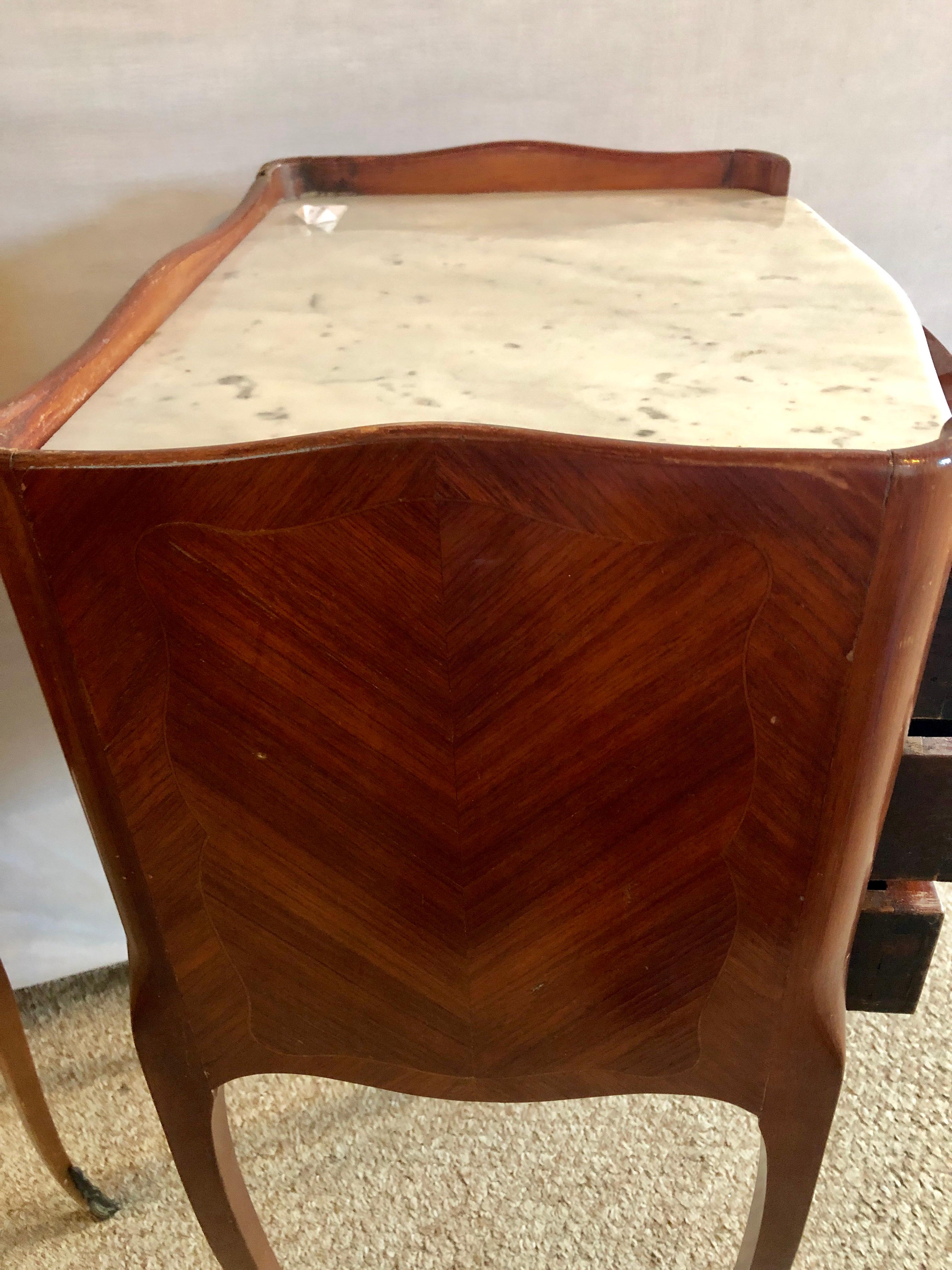 Pair of French Antique Marble Top 3-Drawer Stands / End Tables or Nightstands In Good Condition In Stamford, CT