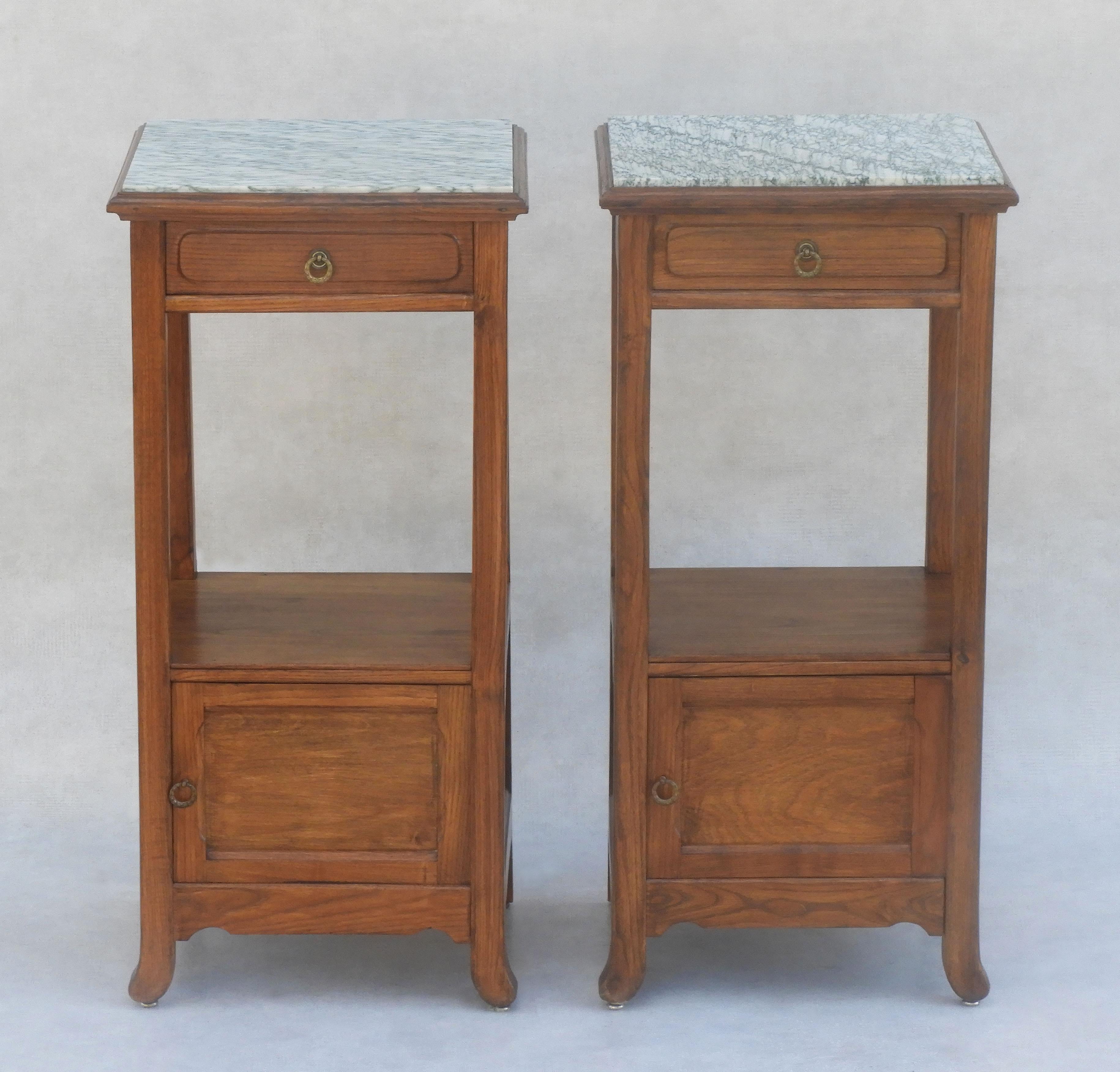 Pair of French Antique Nightstands or Bed Side Cabinets in Oak and Marble, C1900 In Good Condition In Trensacq, FR