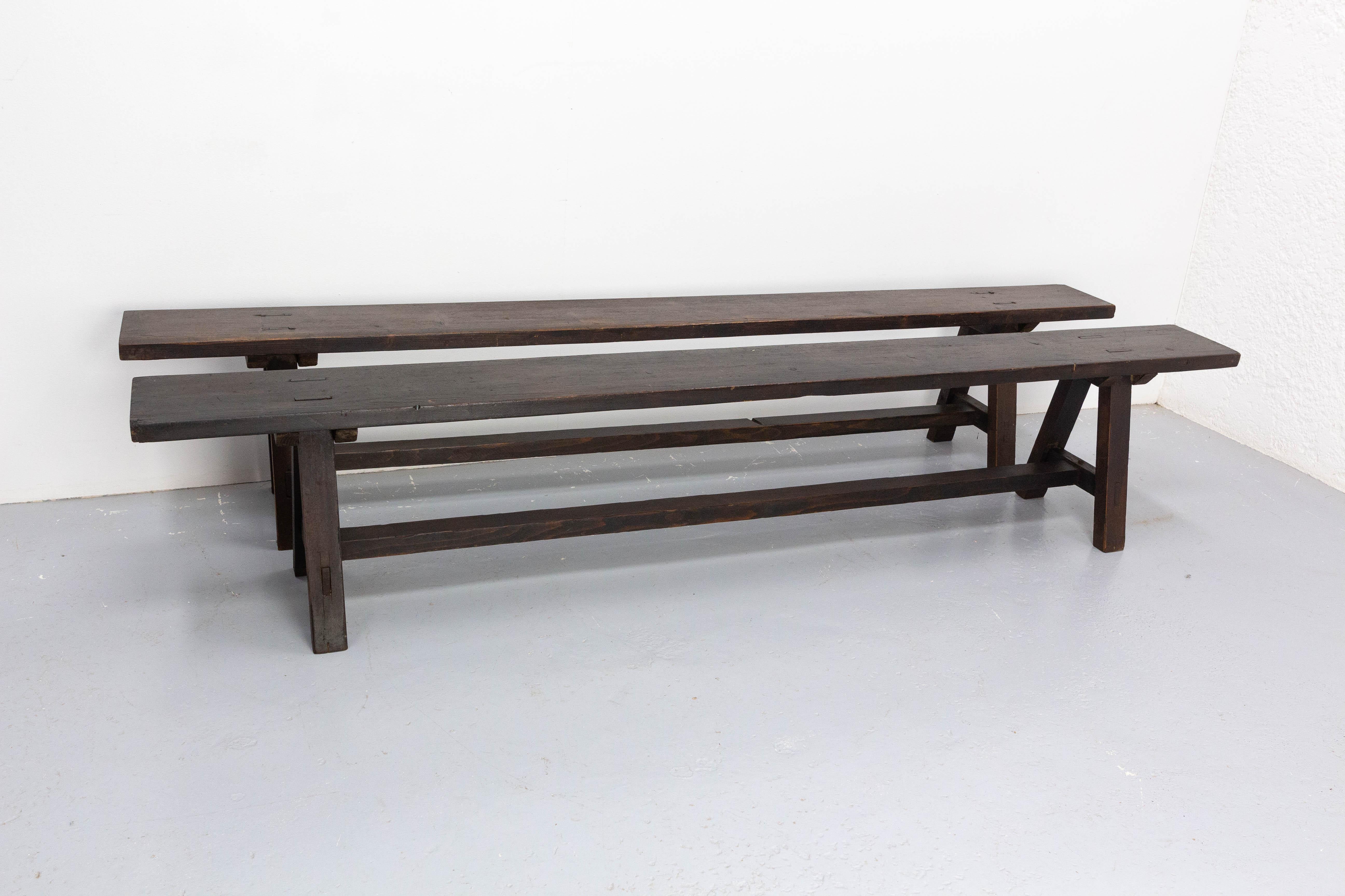 Paire de bancs français fabriqués en 1930.
Ces bancs proviennent d'une ferme du sud de Bordeaux.
En état d'origine antique, solide et sain.

Expédition :
L222 P57 H43 24.6Kg 