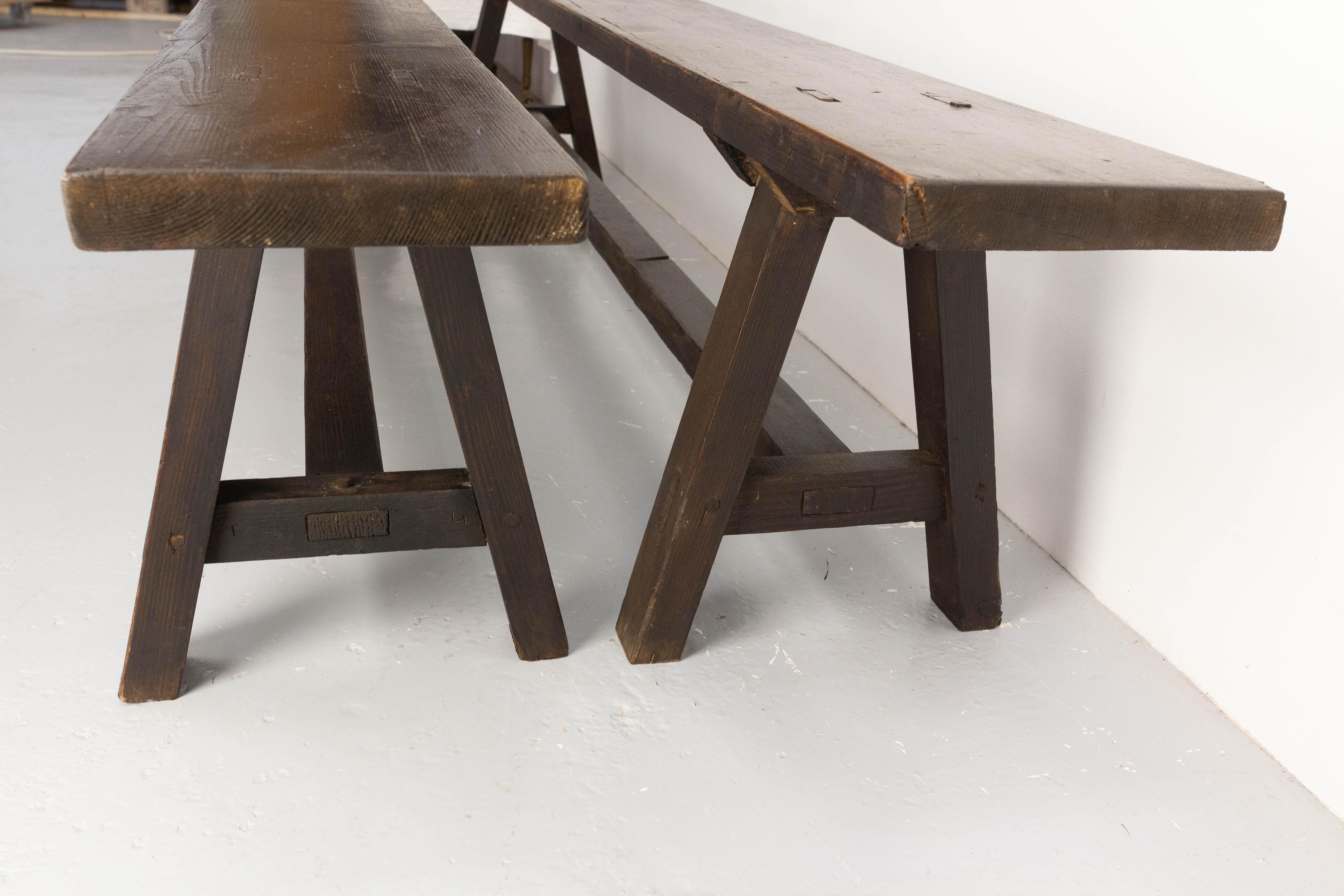 Bois Paire de bancs de ferme en pin massif de style français ancien, vers 1930 en vente