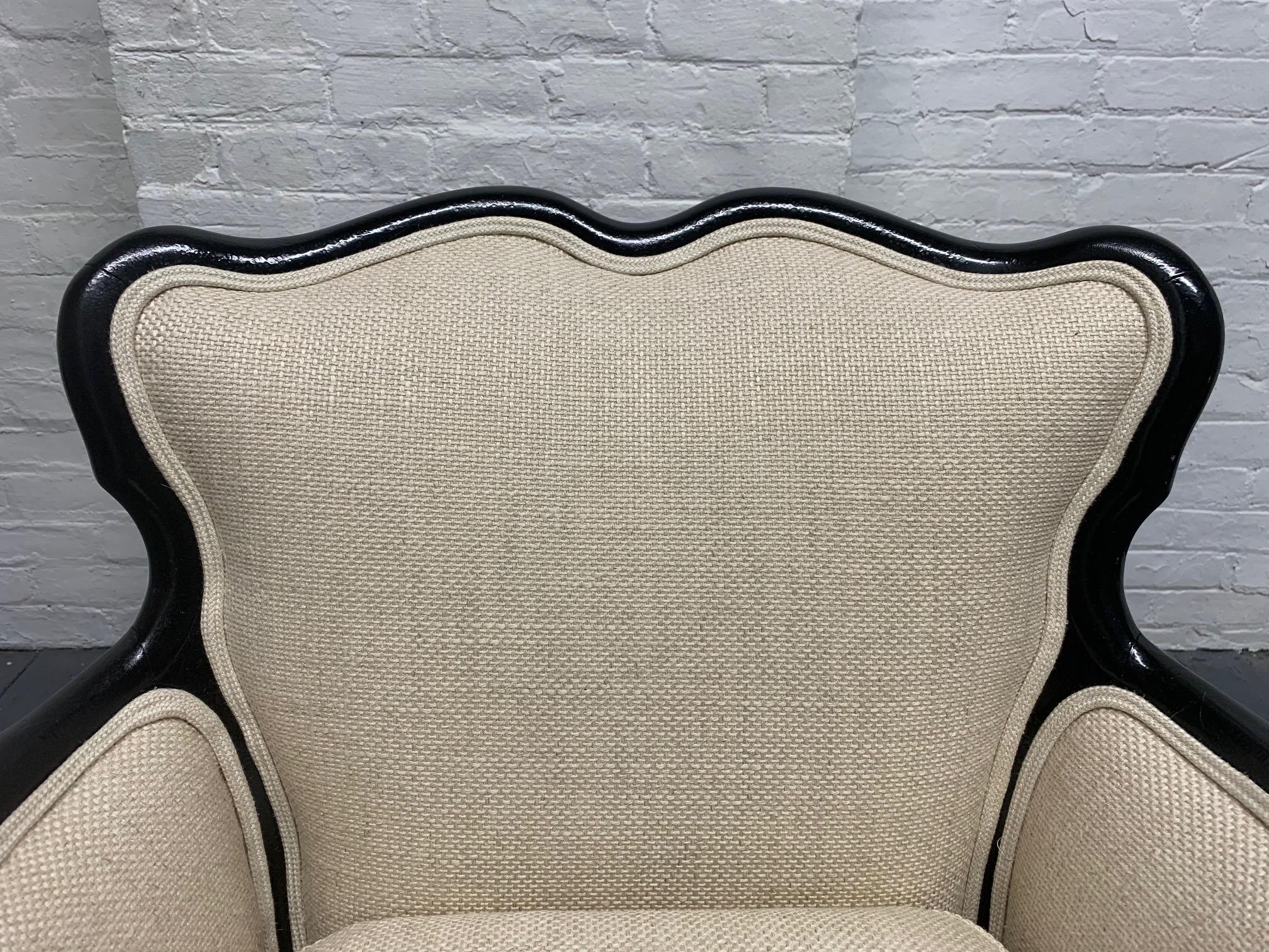Paire de fauteuils de salon français en lin de style ancien Bon état - En vente à New York, NY