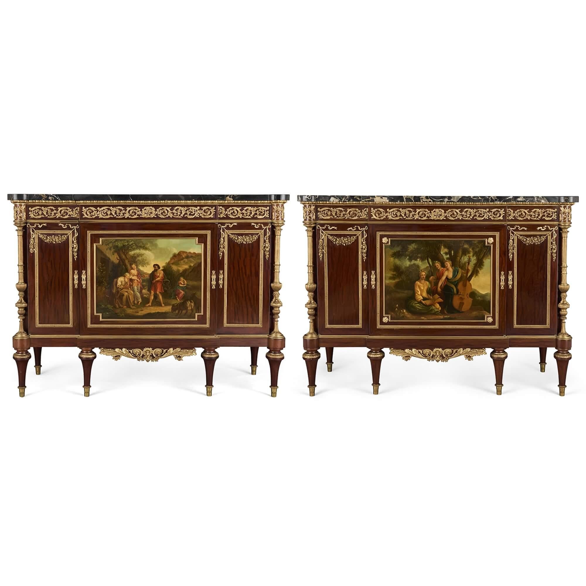 Zwei antike französische Kommoden aus Vernis Martin von Durand 
Französisch, um 1880
Höhe 95cm, Breite 131cm, Tiefe 49,5cm

Dieses außergewöhnliche Paar Kommoden aus dem 19. Jahrhundert, das um 1880 von französischen Tischlermeistern gefertigt