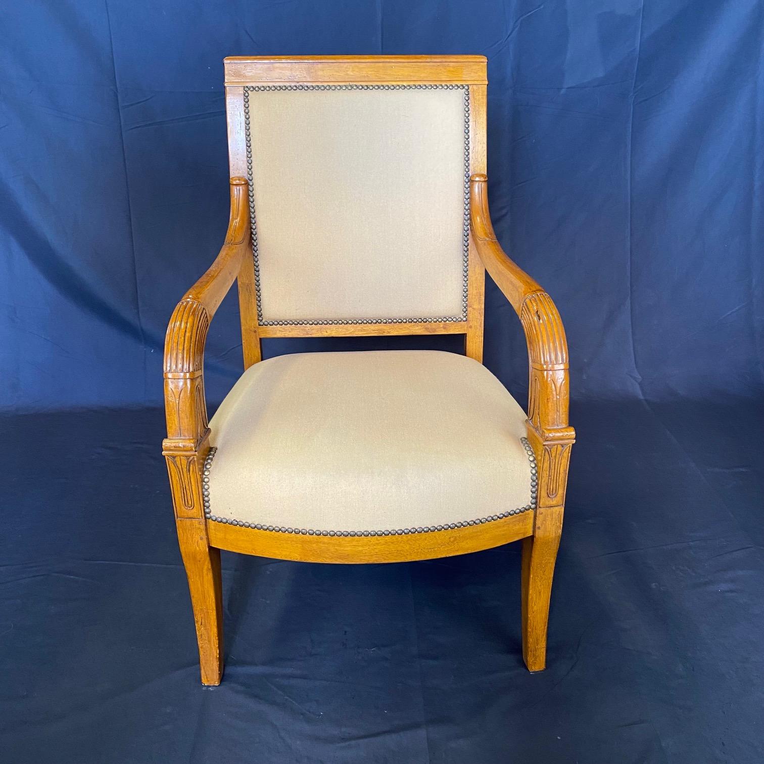 Coppia di Fauteuil o poltrone a tulipano in legno di noce antico francese in vendita 3