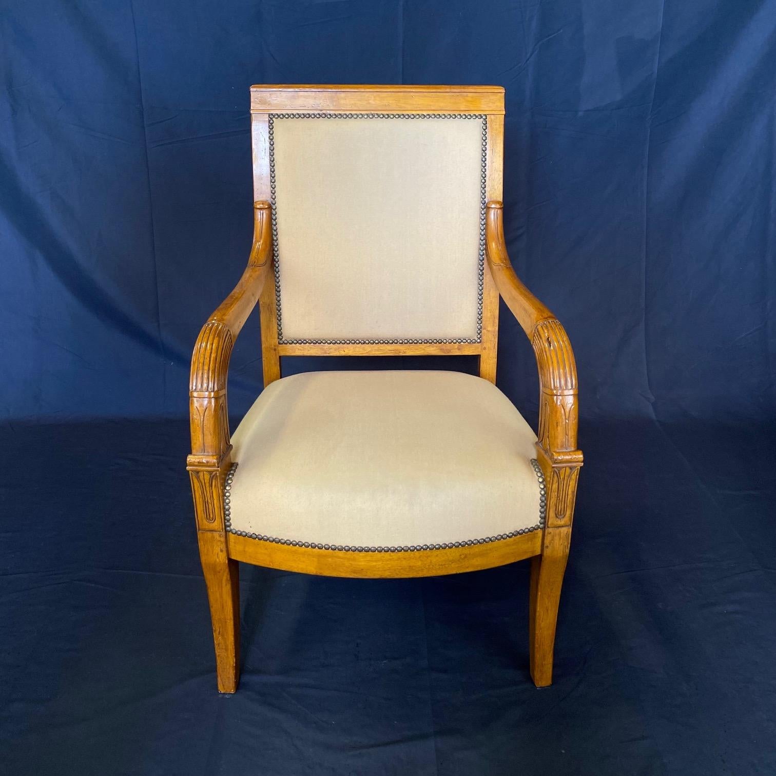  Paire de fauteuils ou de tulipes Empire en noyer d'époque française  Bon état - En vente à Hopewell, NJ