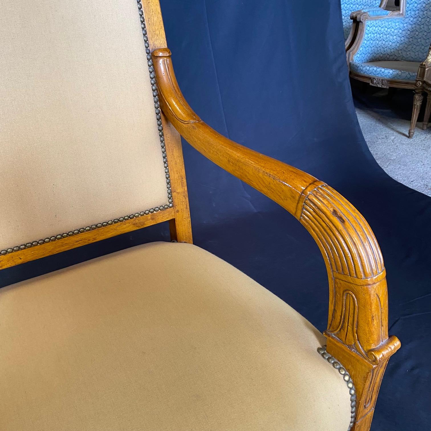 Coppia di Fauteuil o poltrone a tulipano in legno di noce antico francese In condizioni buone in vendita a Hopewell, NJ