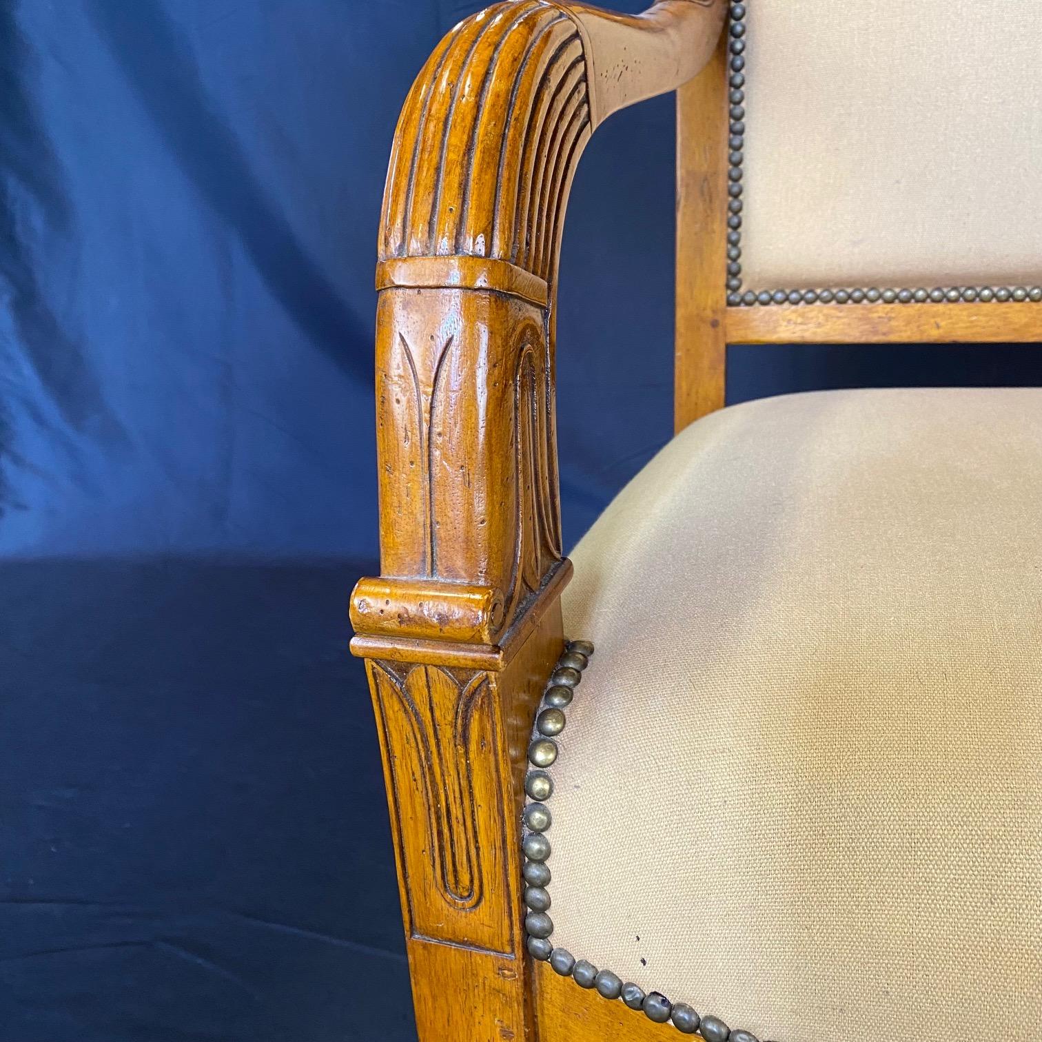 Coppia di Fauteuil o poltrone a tulipano in legno di noce antico francese in vendita 1