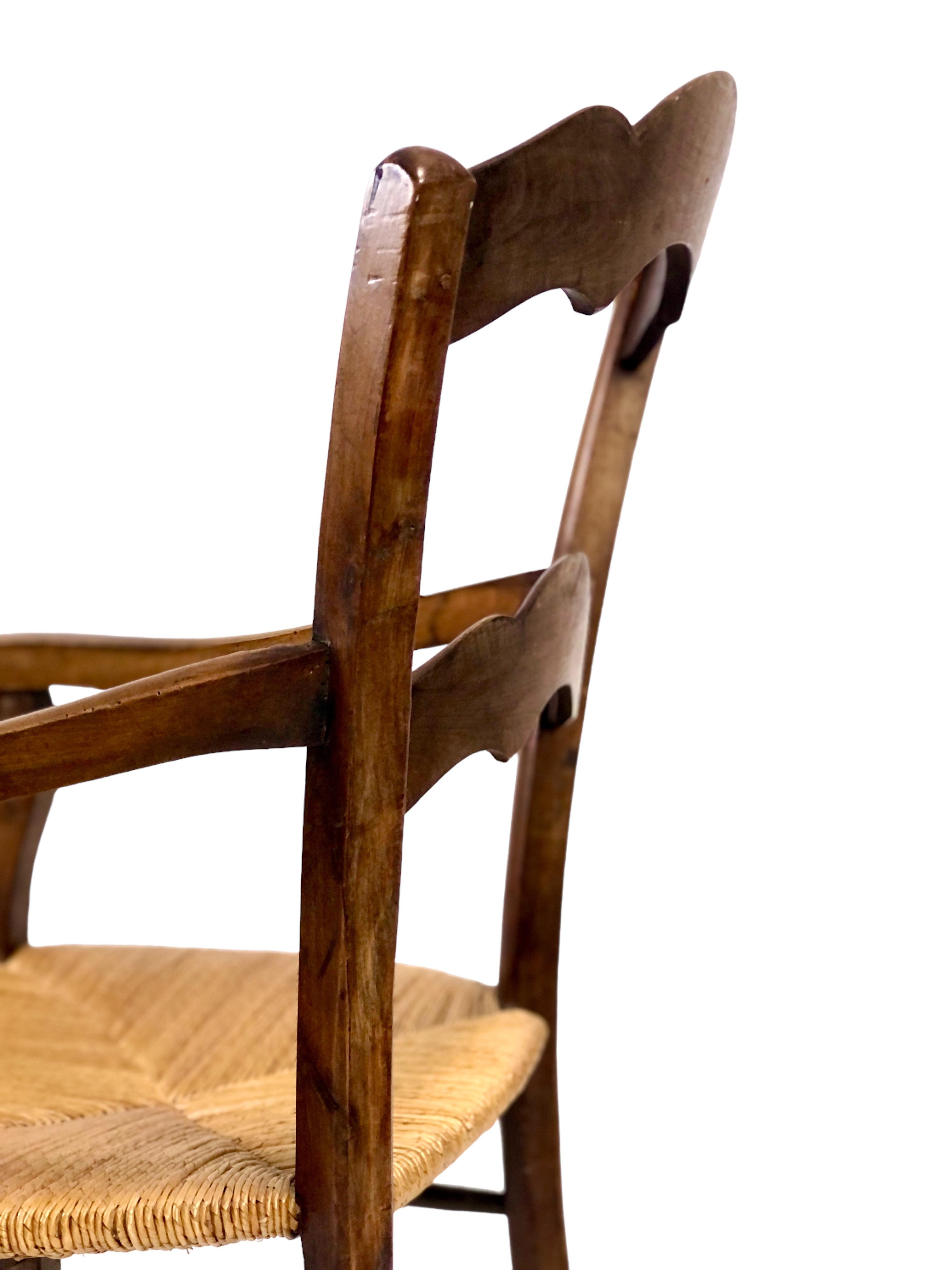 Français Paire de fauteuils français en noyer du 19ème siècle en vente