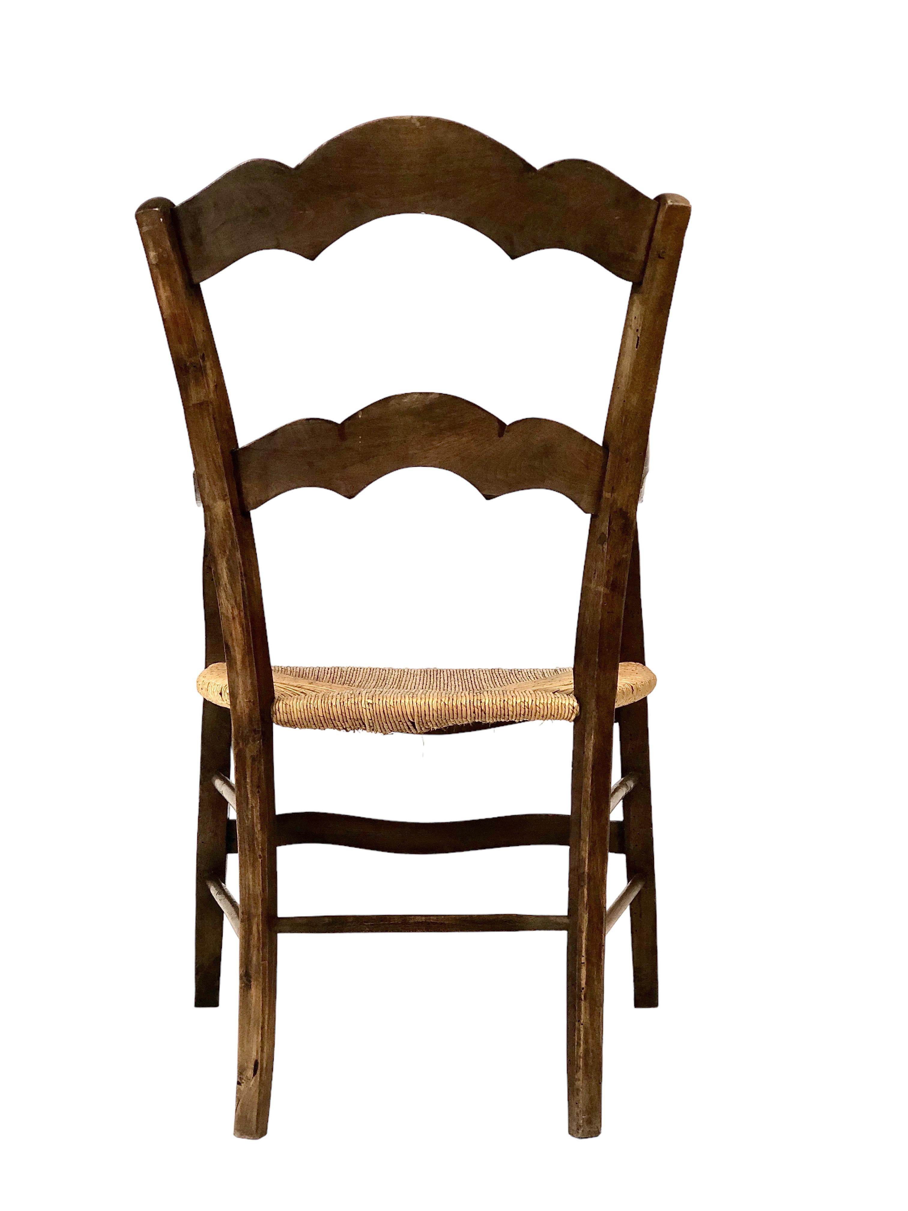 Paire de fauteuils français en noyer du 19ème siècle en vente 1