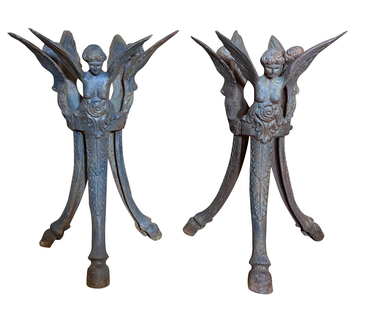 Paar antike französische schmiedeeiserne figurale Beistelltische, um 1900
Mit dunkler Patina, drei geflügelten Putten und Hufenfüßen 