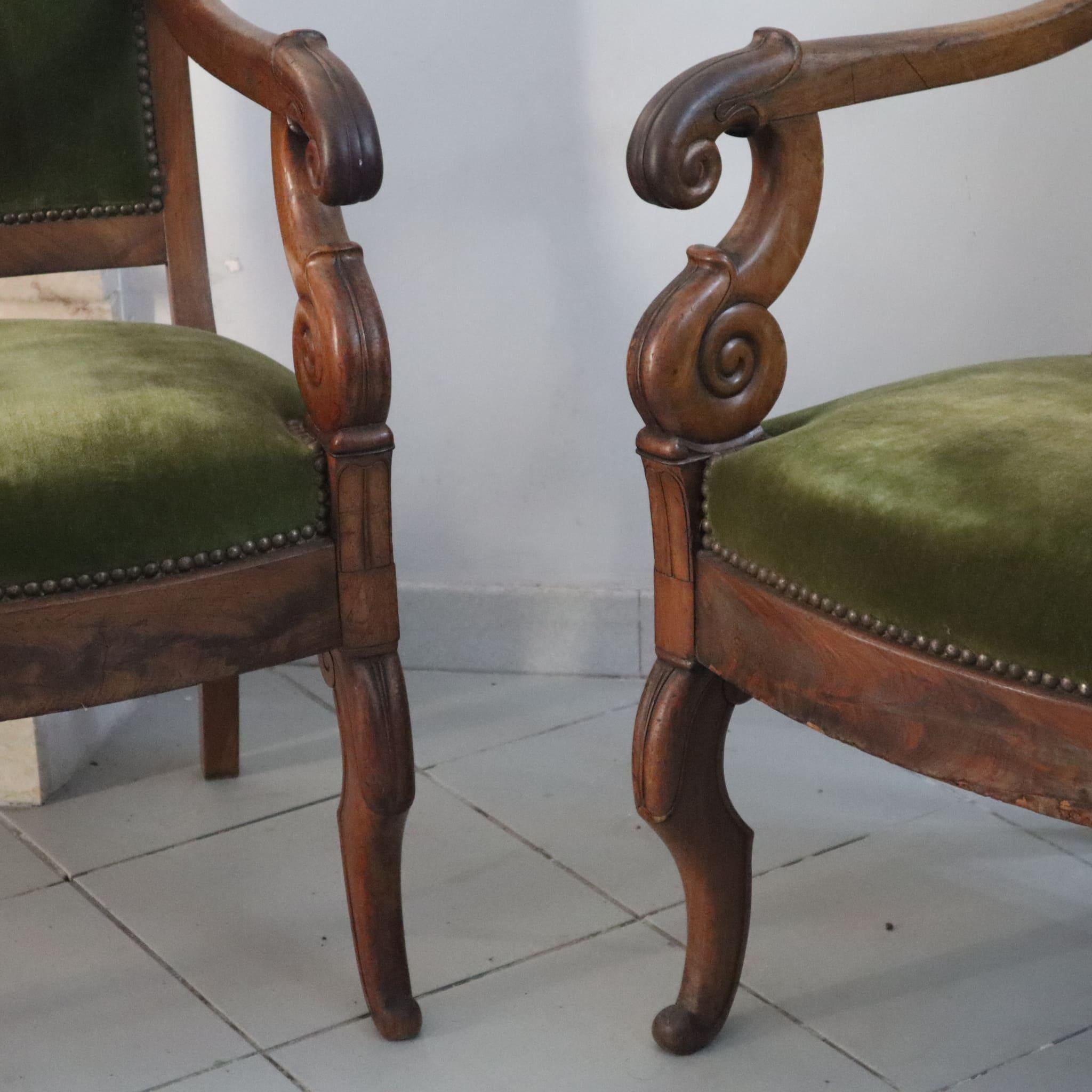 Coppia di poltrone di antiquariato francese in noce e tessuto verde XIX secolo

Queste affascinanti poltrone francesi risalgono all'inizio del XIX secolo e rappresentano un raro esempio di mobili d'epoca in condizioni originali. 

Realizzate in