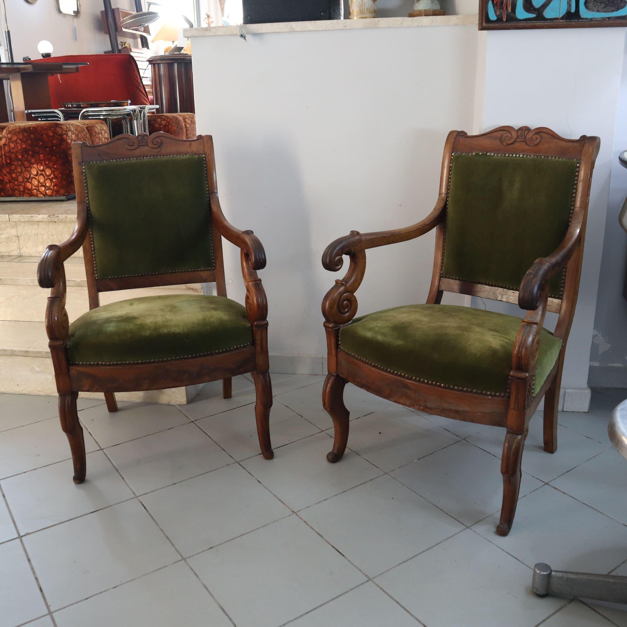 Francese Coppia di poltrone di antiquariato francese in noce e tessuto verde XIX secolo in vendita