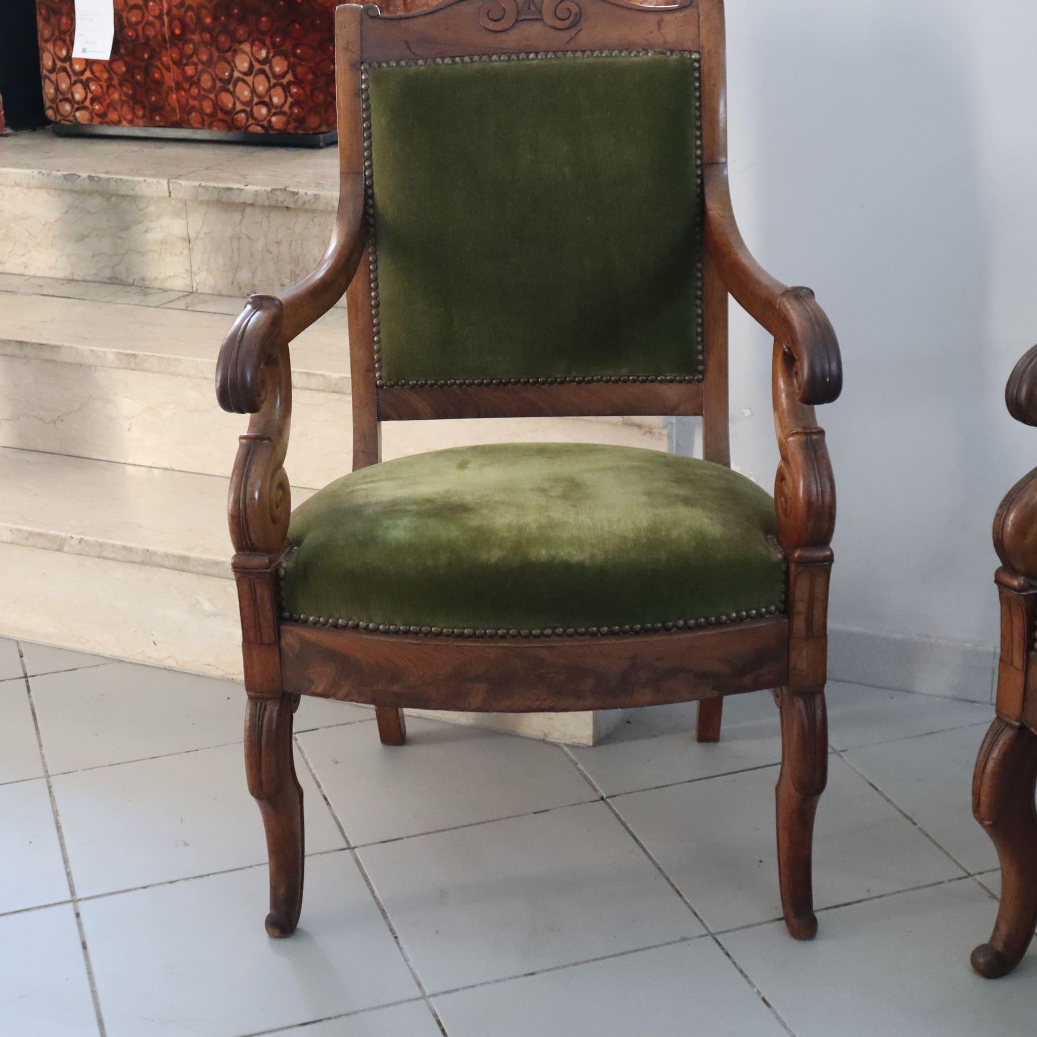 Coppia di poltrone di antiquariato francese in noce e tessuto verde XIX secolo In condizioni buone in vendita a Nicolosi, IT