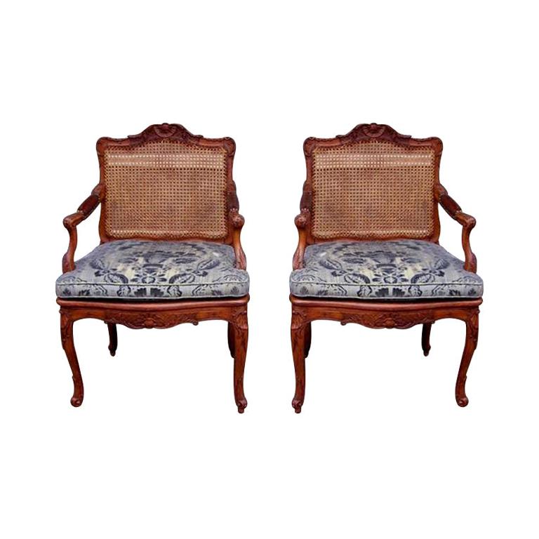 Paar französische Sessel aus Nussbaumholz mit Laub und Muscheln und Rohrstühlen mit Rohrstühlen, um 1820 