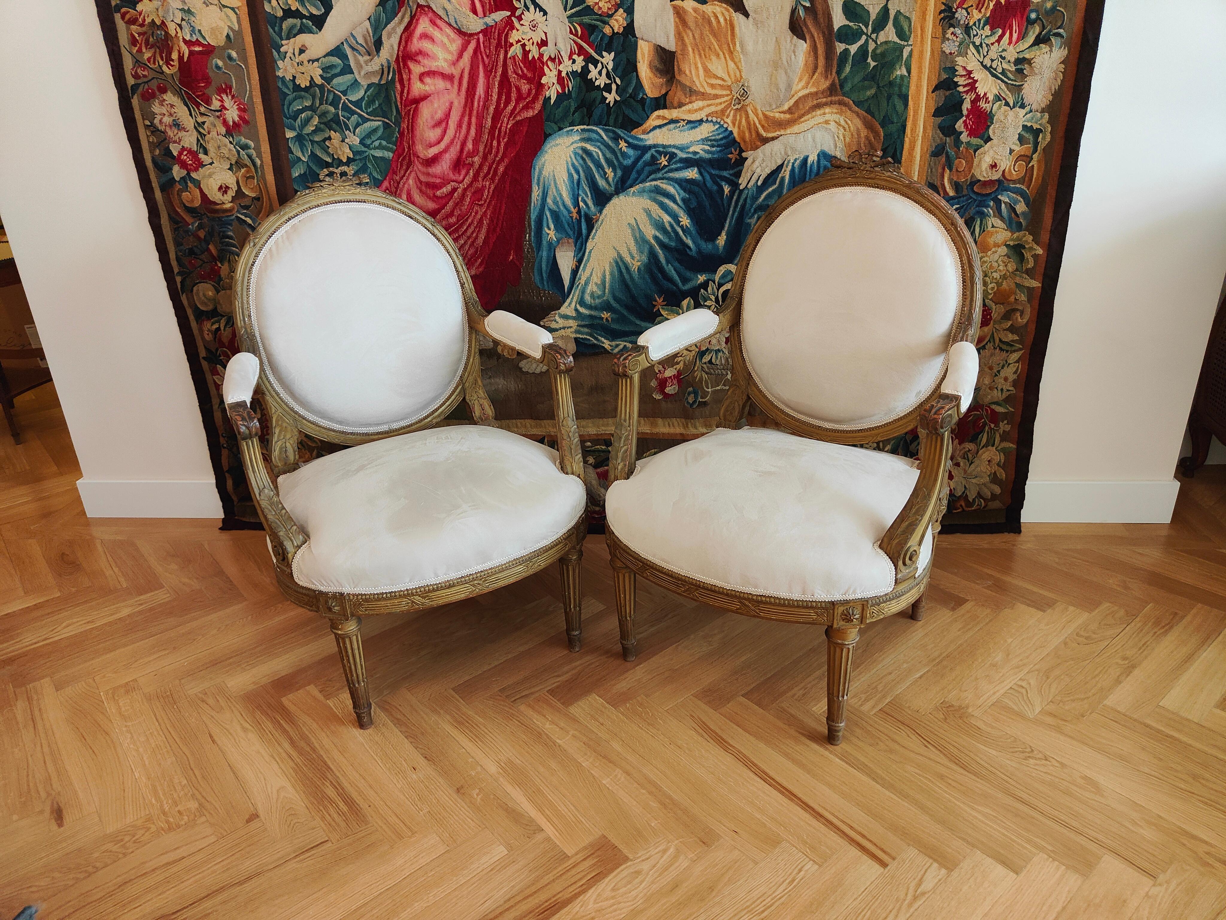 Pair Of French Chairs 18th Century
ELEGANT CHAIRS OF THE END OF THE EIGHTEENTH CENTURY, FRENCH, LATER UPHOLSTERED IN WHITE FABRIC. MEASURES: 100X85X60