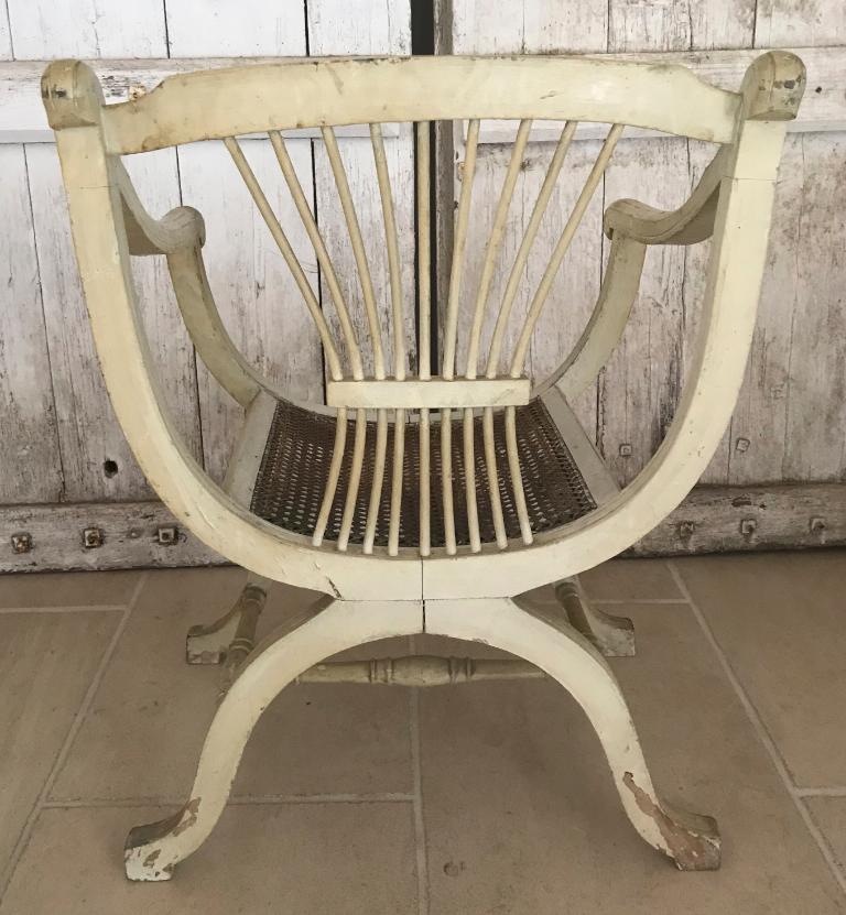 Ein Paar französische Sessel, weiß, geschnitzte Lehne, antik, Empire, frühes 20. Jh. (Französisch) im Angebot