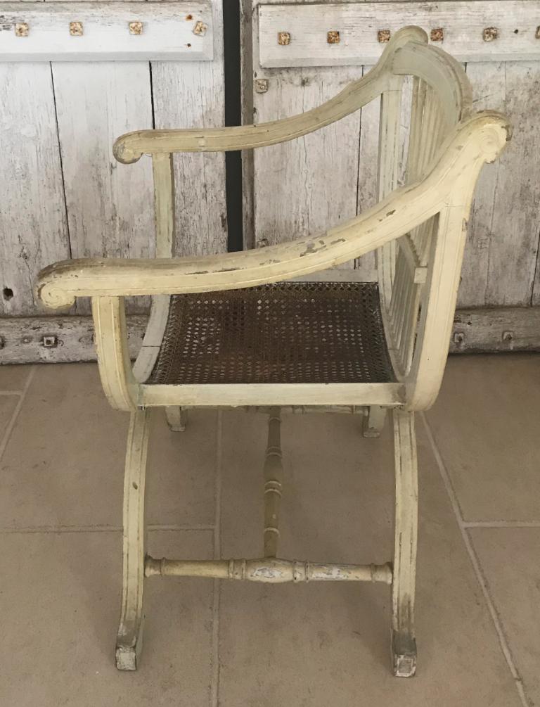 Ein Paar französische Sessel, weiß, geschnitzte Lehne, antik, Empire, frühes 20. Jh. im Zustand „Gut“ im Angebot in LONDON, GB
